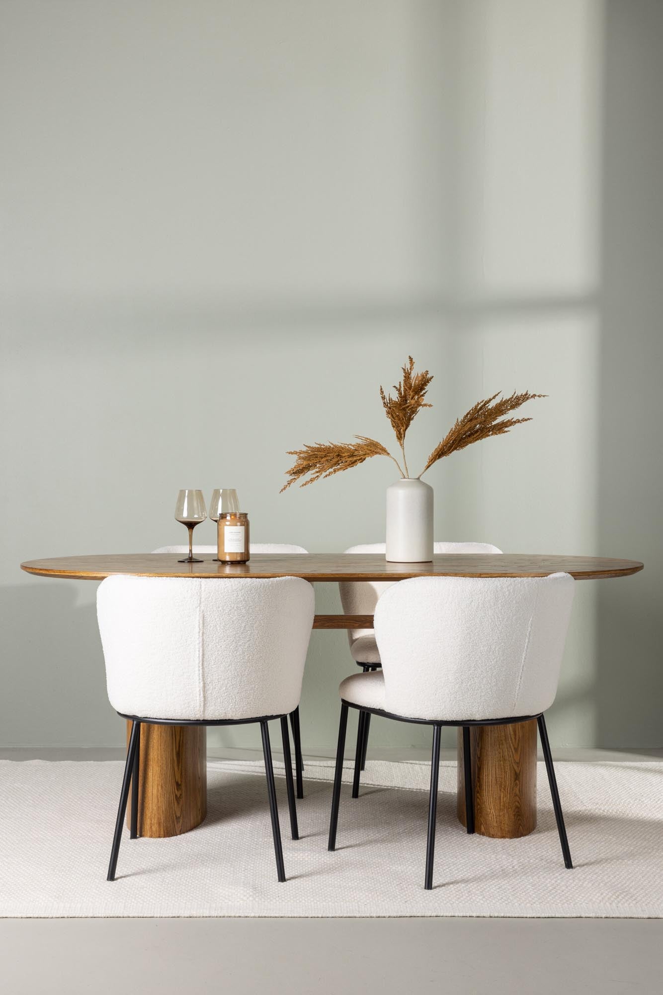 Erleben Sie das elegante Isolde Esszimmerset + Edina 180cm/4St. von Venture Home. Ideal für gesellige Abende, vereint es Stil und Funktionalität.