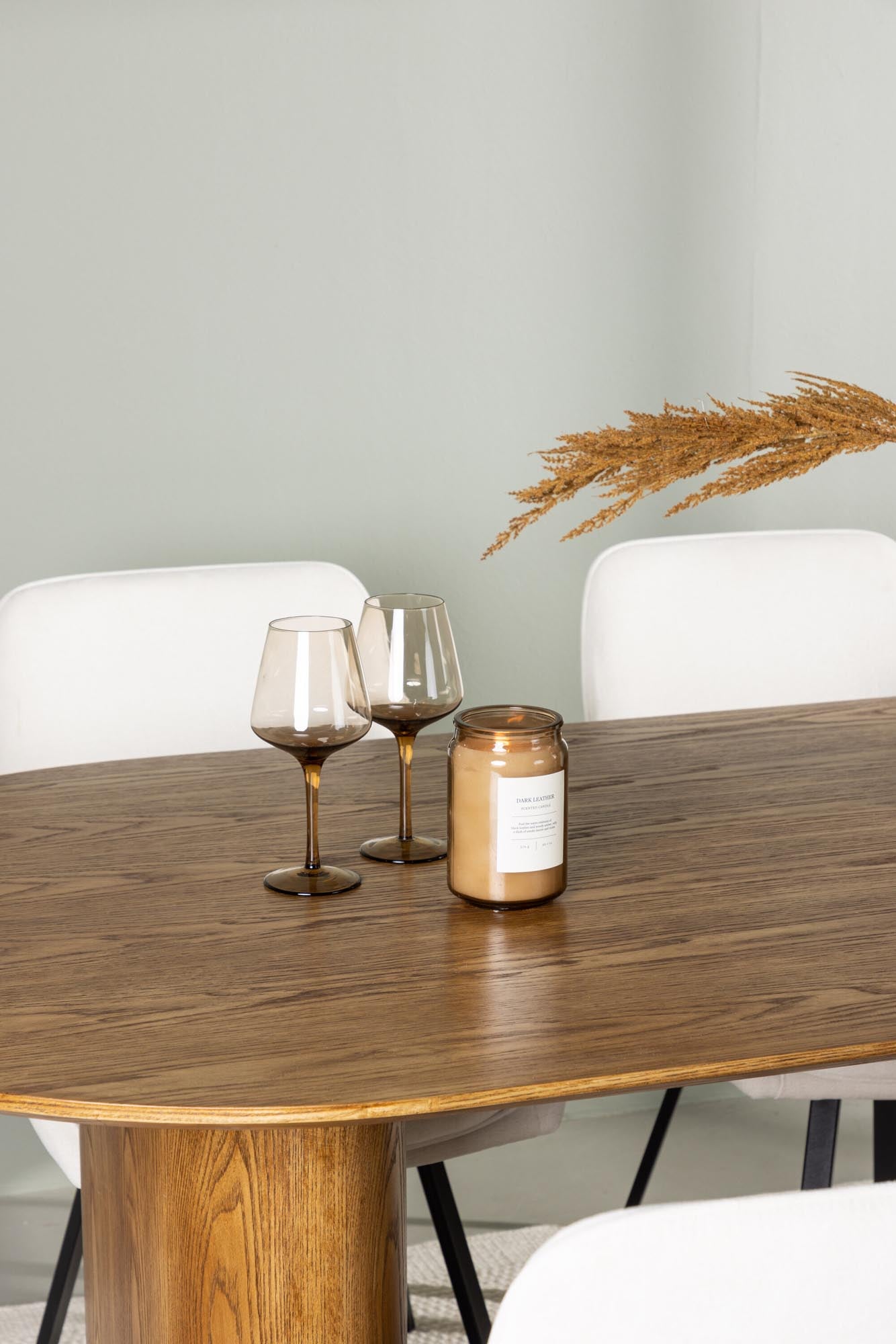 Stilvolles Esszimmerset Isolde + Rosie 180cm mit 4 bequemen Stühlen. Modernes Design aus Holz und Stahl für Ihr Zuhause.