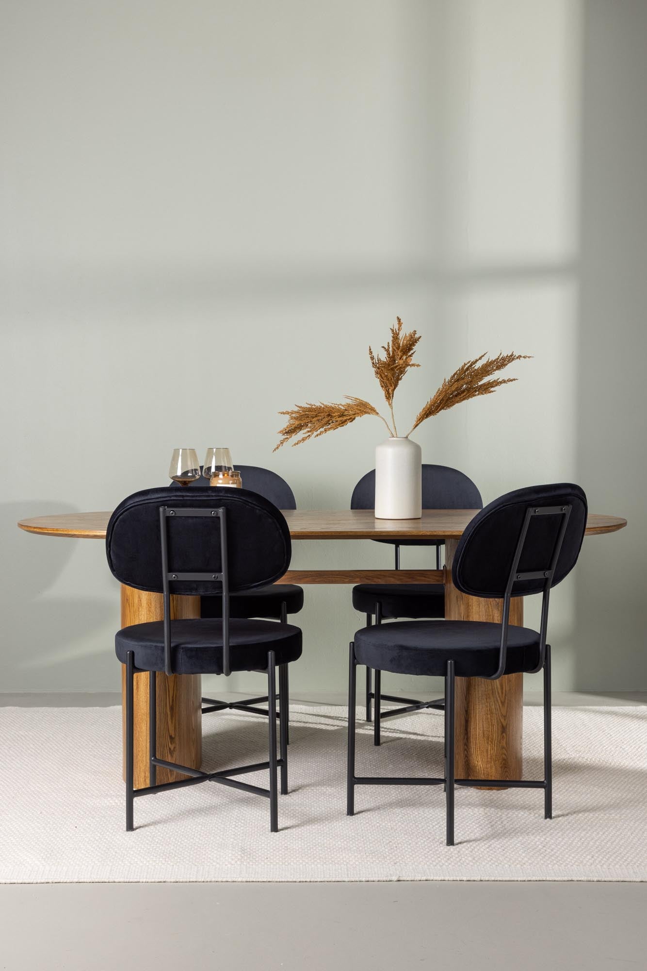 Erleben Sie das Isolde Esszimmerset + Stella 180cm/4St. von Venture Home – ein elegantes, robustes Set für unvergessliche Essmomente!