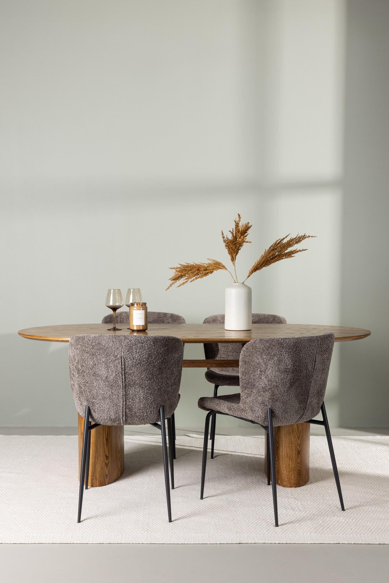 Erleben Sie das Isolde Esszimmerset + Modesto 180cm/4St. von Venture Home – eine harmonische Kombination aus Komfort, Langlebigkeit und nordischem Stil.