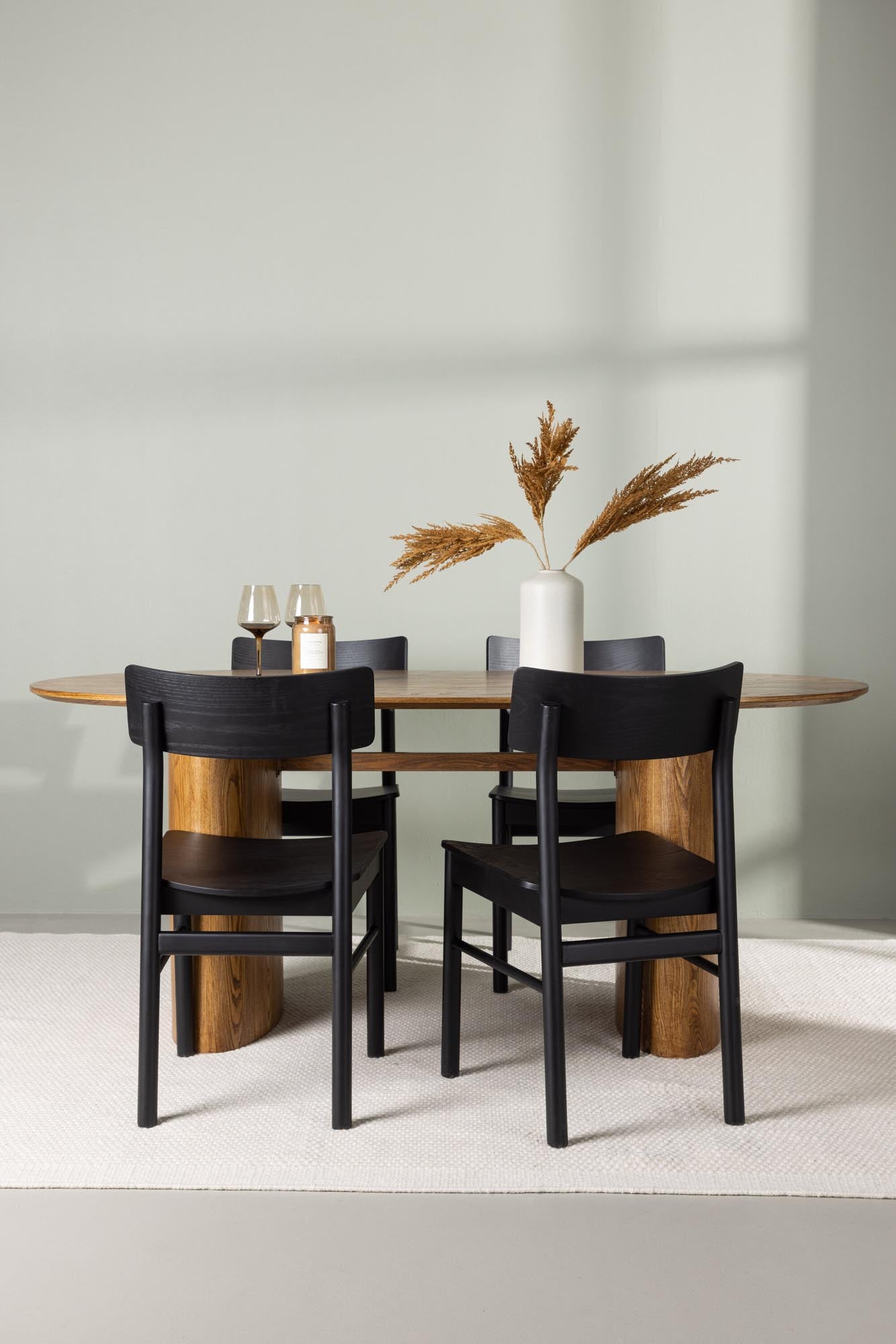 Erleben Sie stilvolles Essen mit dem Isolde Esszimmerset + Montros 180cm/4St. von Venture Home – robustes Birkenholz, nordischer Charme und viel Platz für gesellige Abende.