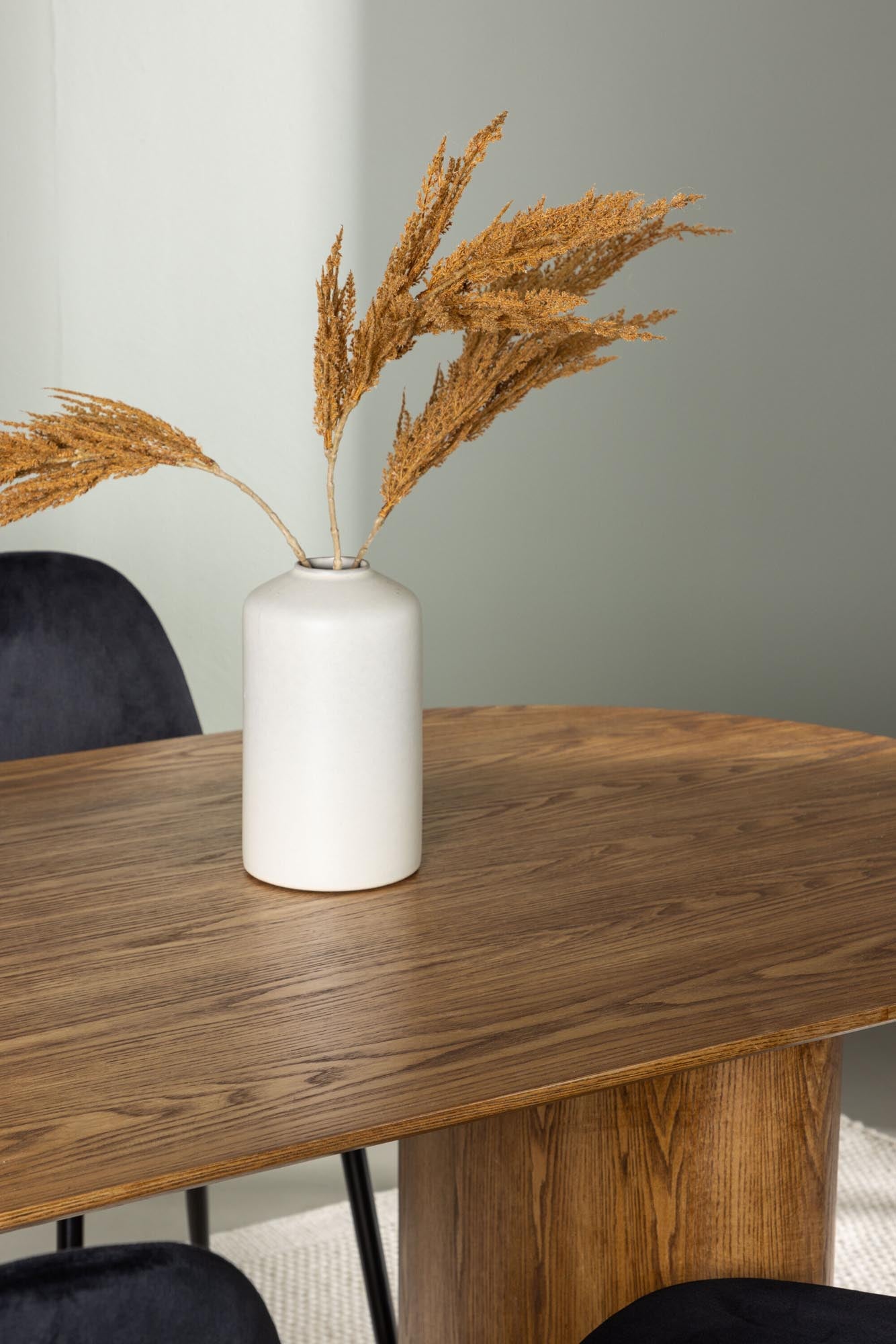 Elegantes Isolde Esszimmerset mit 180 cm Tisch und 4 luxuriösen Samt-Stühlen. Ideal für gesellige Abende und stilvolle Einrichtung.