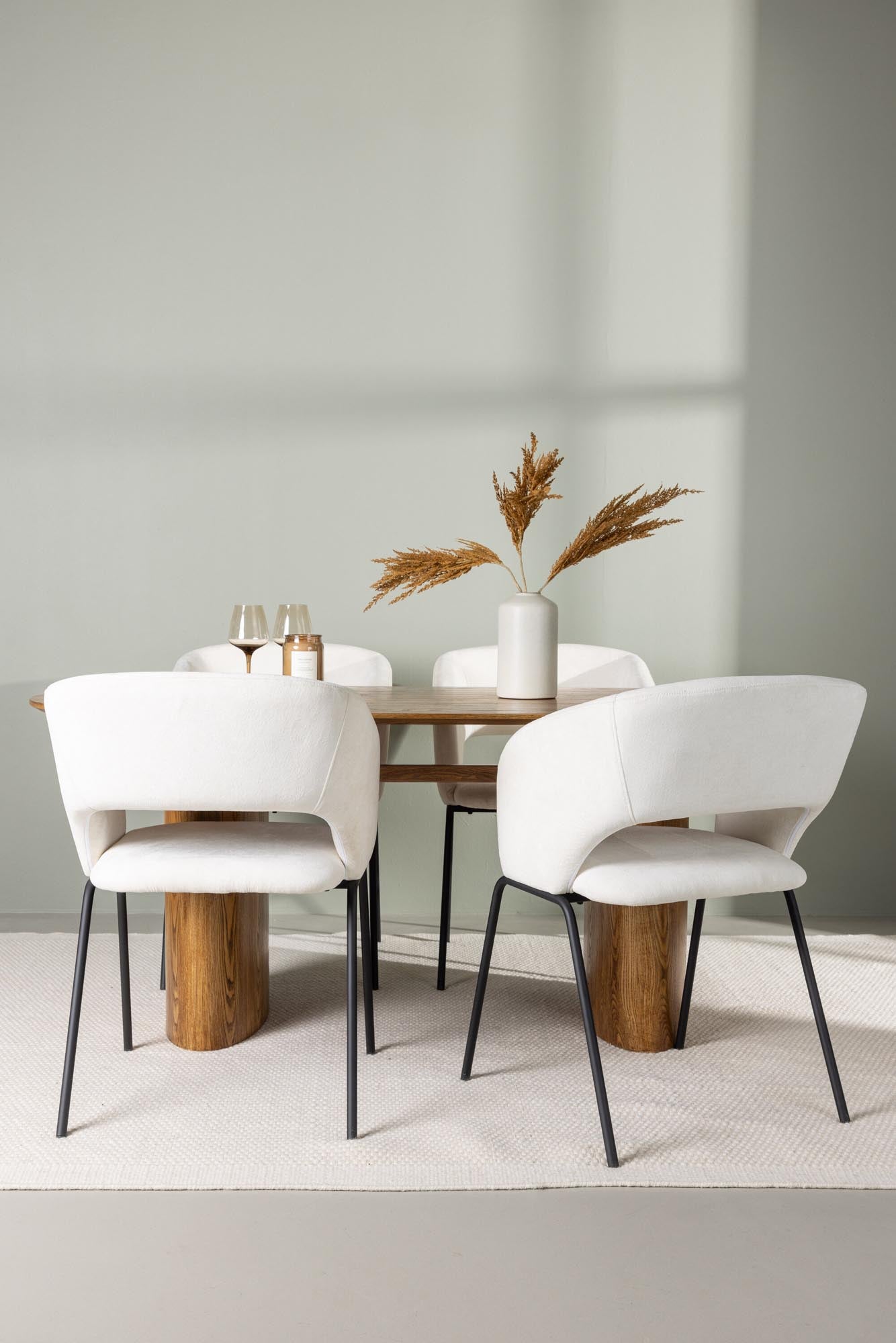 Erleben Sie das Isolde Esszimmerset + Day 180cm/4St. von Venture Home – stilvolles skandinavisches Design, robust und einladend für gesellige Runden.