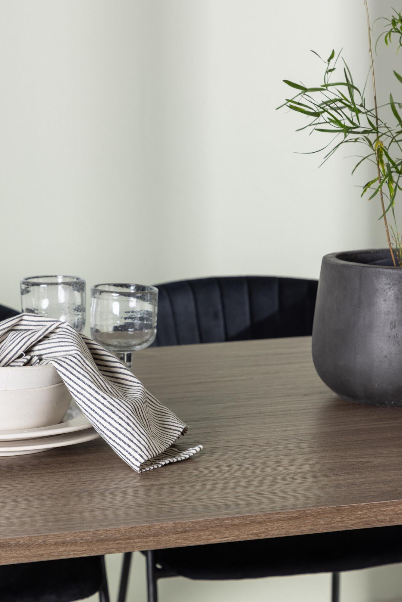 Modernes Esszimmer Set Andy mit Selma Stühlen von Venture Home.