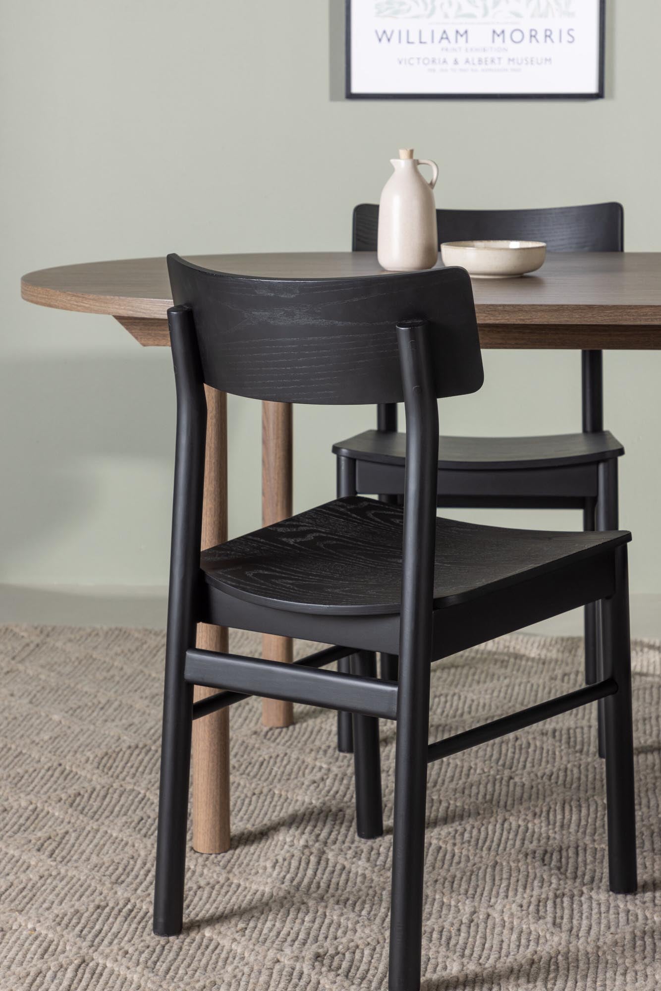 Stilvolles Esszimmerset Andy mit ovalem Tisch (180cm) und 4 eleganten Montros-Stühlen aus Birkenholz für ein einladendes Ambiente.