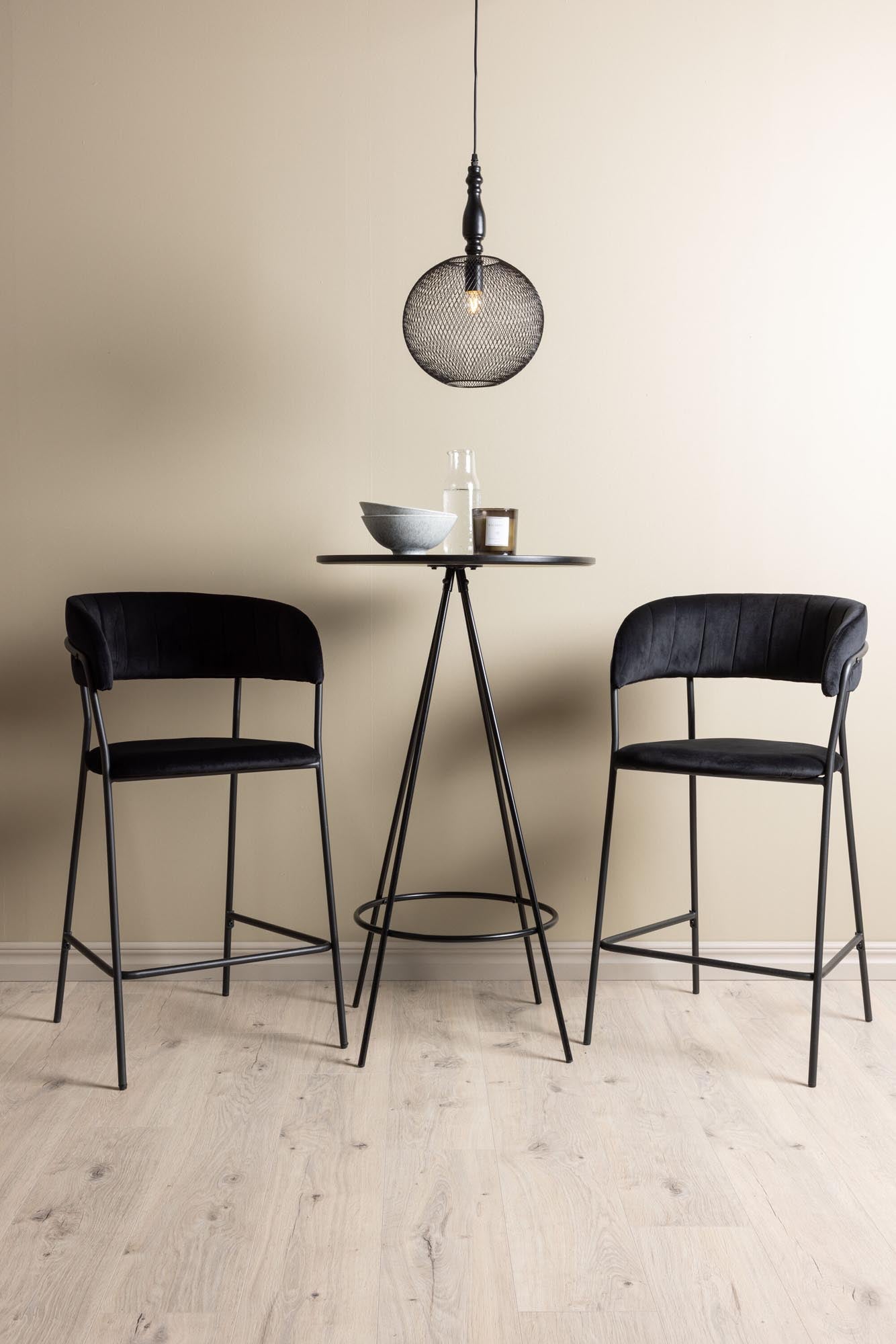 Elegantes Barset mit skandinavischem Design: Schwarzer MDF-Tisch, Samt-Barhocker, ideal für kleine Räume.