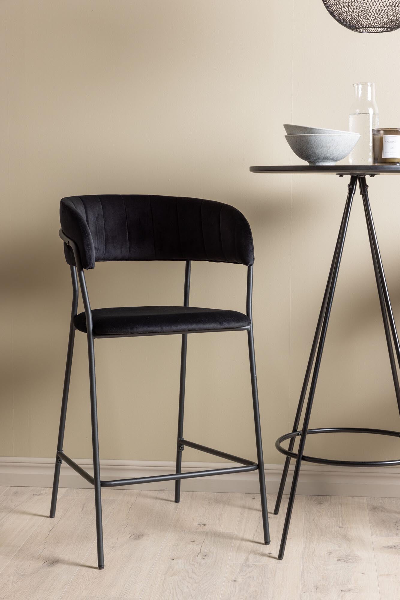 Stilvolles Barset Bistro + Lui: Runder Tisch aus schwarzem MDF, gepolsterte Samt-Barhocker, perfekt für gemütliche Abende und kleine Räume.