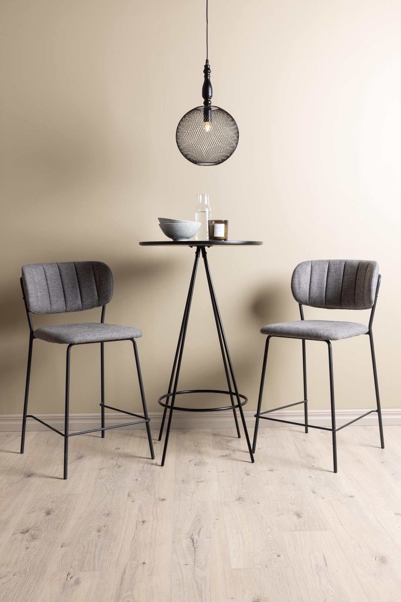 Stilvolles Barset mit rundem Tisch (⌀60cm) und 2 gepolsterten Hockern im skandinavischen Design. Ideal für drinnen und draussen.