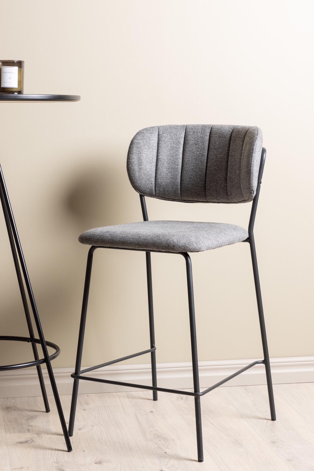 Elegantes Barset mit 60 cm rundem Tisch und 2 komfortablen Barhockern. Perfekt für gesellige Abende im skandinavischen Stil, drinnen und draußen.