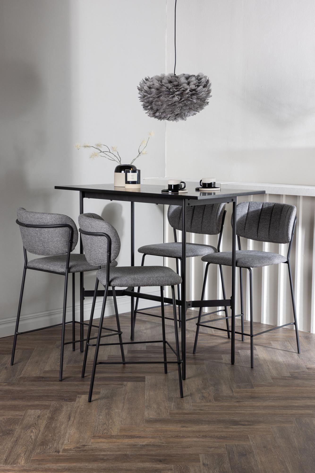 Entdecken Sie das Barset Rax + Bell: Stilvolles skandinavisches Design, robuste Materialien und Komfort für unvergessliche Abende mit Freunden.