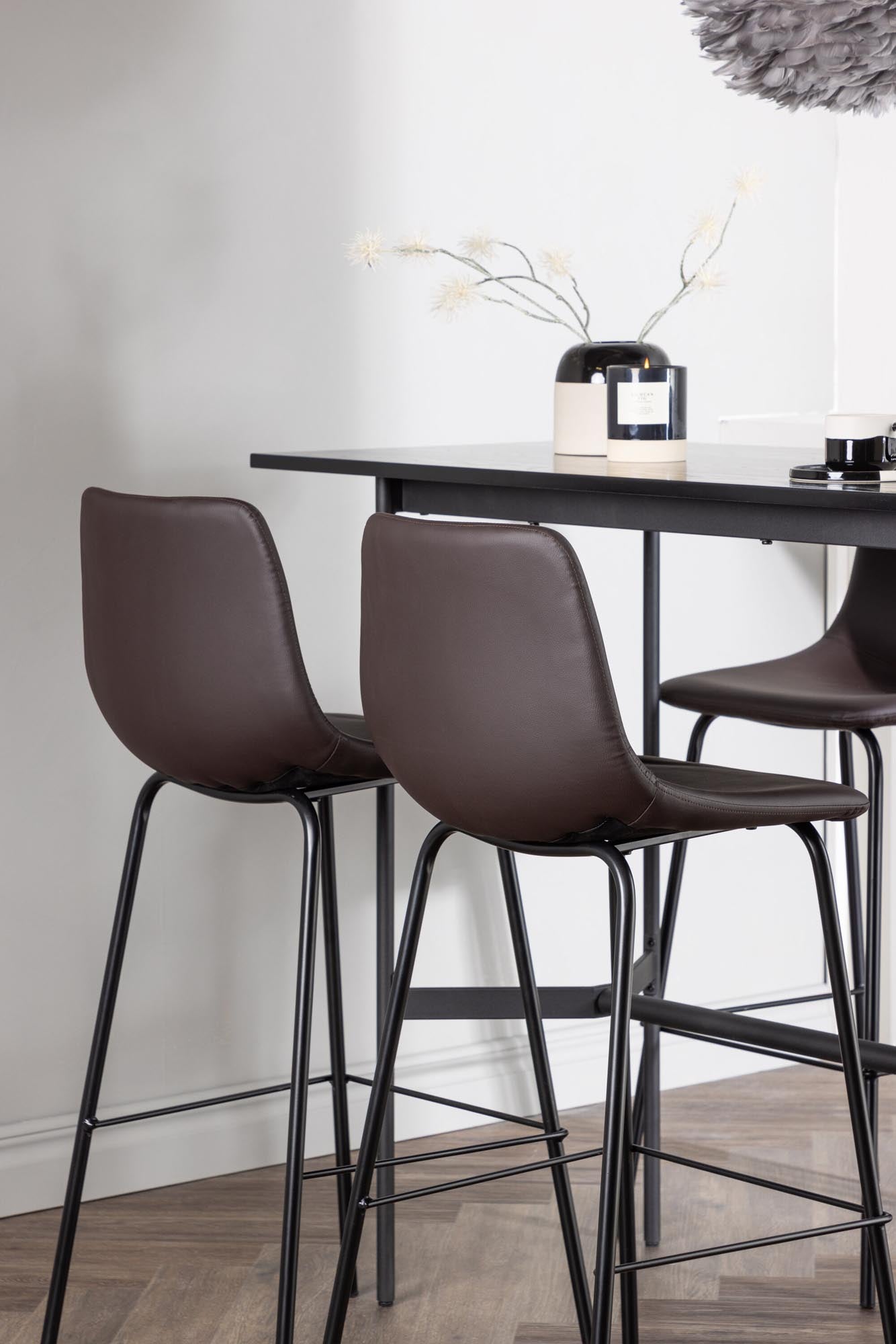 Entdecken Sie das Barset Rax + Alexi: Ein eleganter 120cm Bartisch mit 4 stilvollen Hockern, ideal für gesellige Abende und modernes Wohnen.