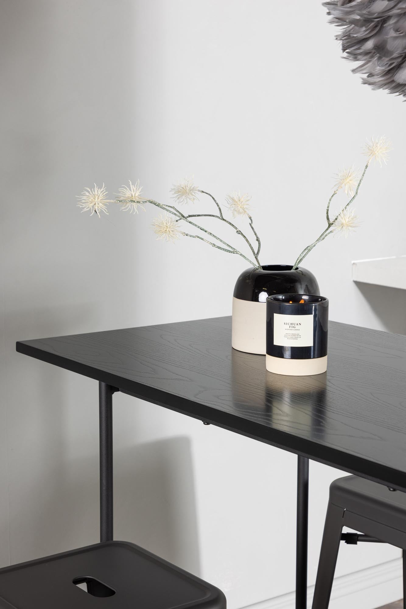 Stilvolles Barset Rax + Tempe 120cm mit 4 Barhockern von Venture Home. Modernes Design, hochwertige Materialien für Ihr Zuhause.