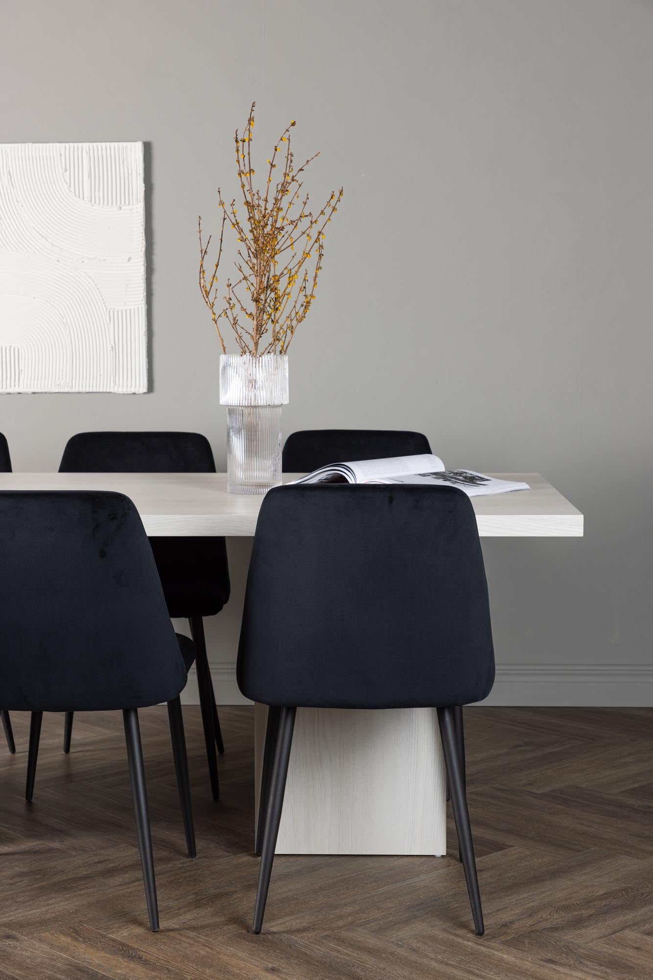 Erleben Sie das Olga Esszimmerset von Venture Home: Ein 200 cm großer Tisch und 6 luxuriöse Samtstühle für einladende Esszimmermomente.