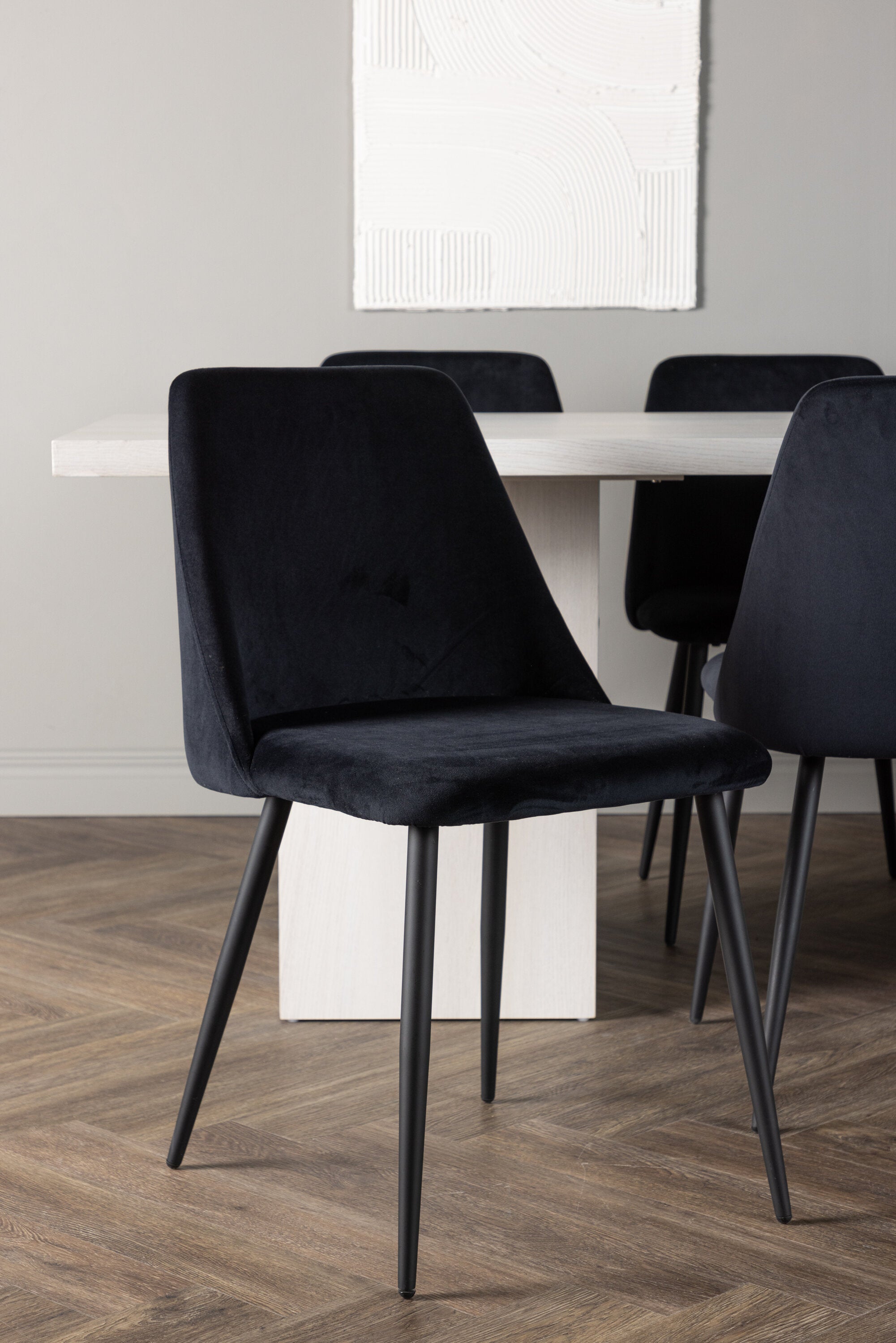 Olga Esszimmerset + Night 200cm/6St. in Schwarz präsentiert im Onlineshop von KAQTU Design AG. Esszimmerset ist von Venture Home