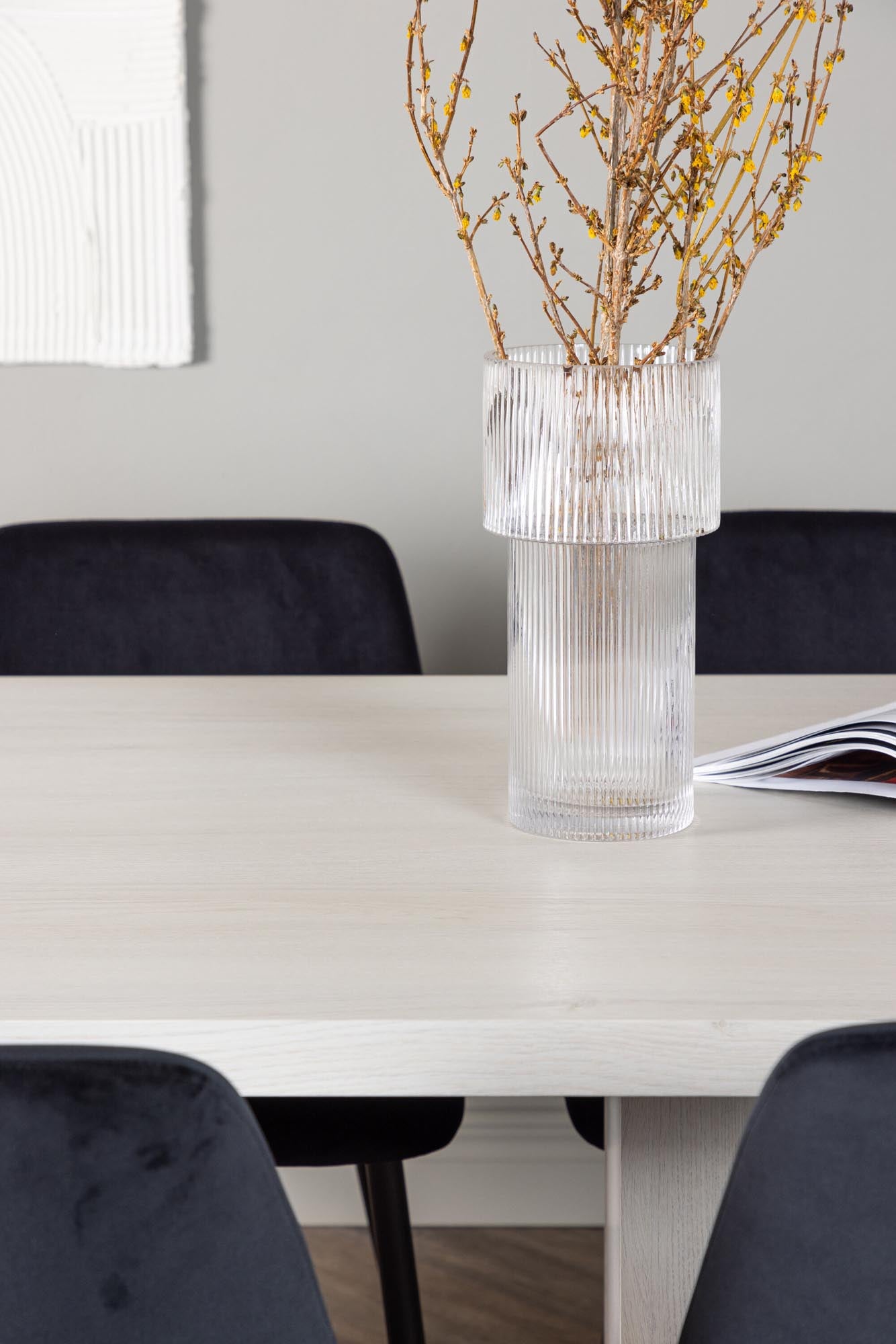 Stilvolles Esszimmerset: Rechteckiger Tisch aus weißem MDF (200x75cm) mit 6 bequemen Samtstühlen. Perfekte Kombination aus Eleganz und Funktionalität.