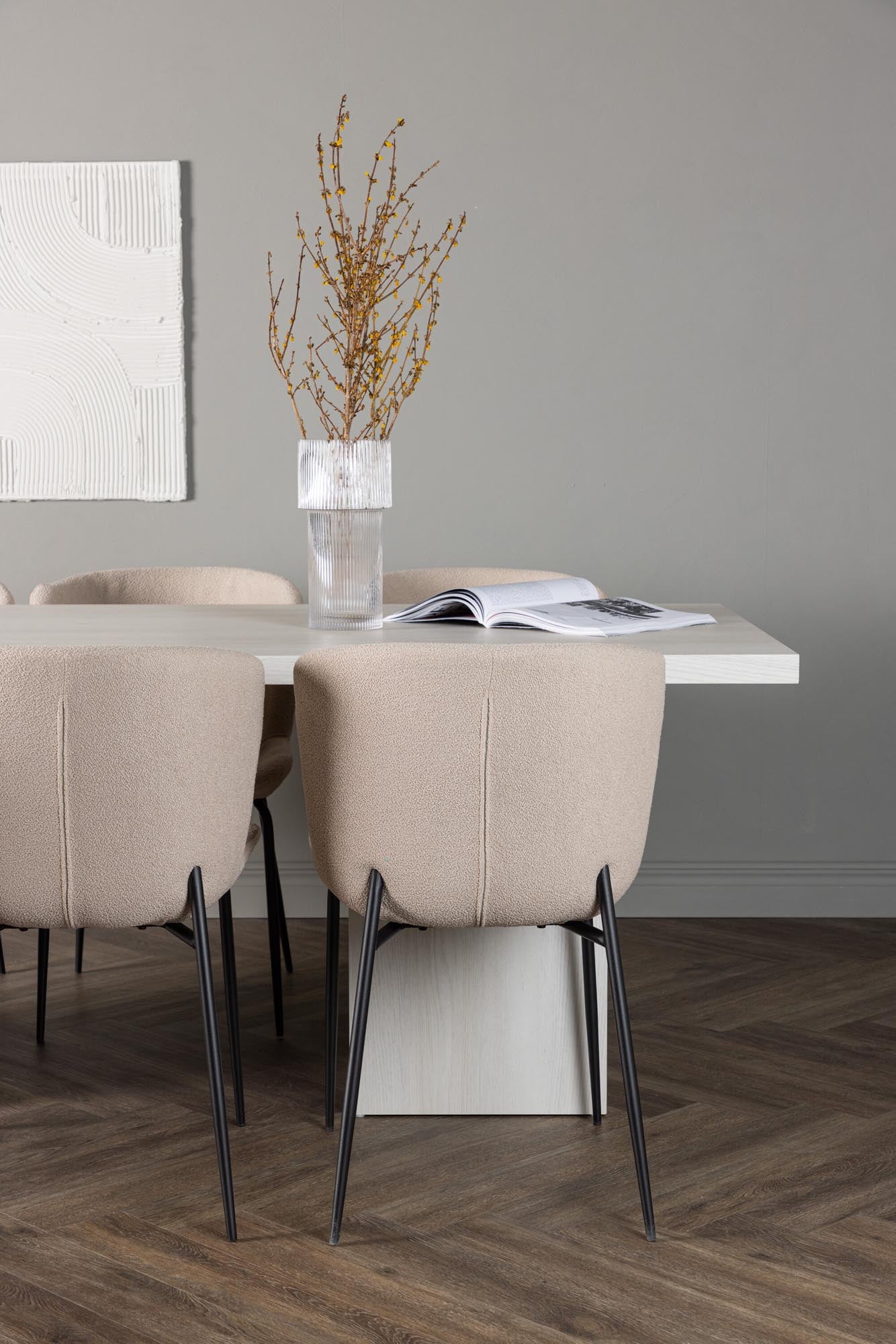 Elegantes Olga Esszimmerset mit rustikalem Tisch und komfortablen Modesto-Stühlen für gesellige Abende und stilvolle Essbereiche.