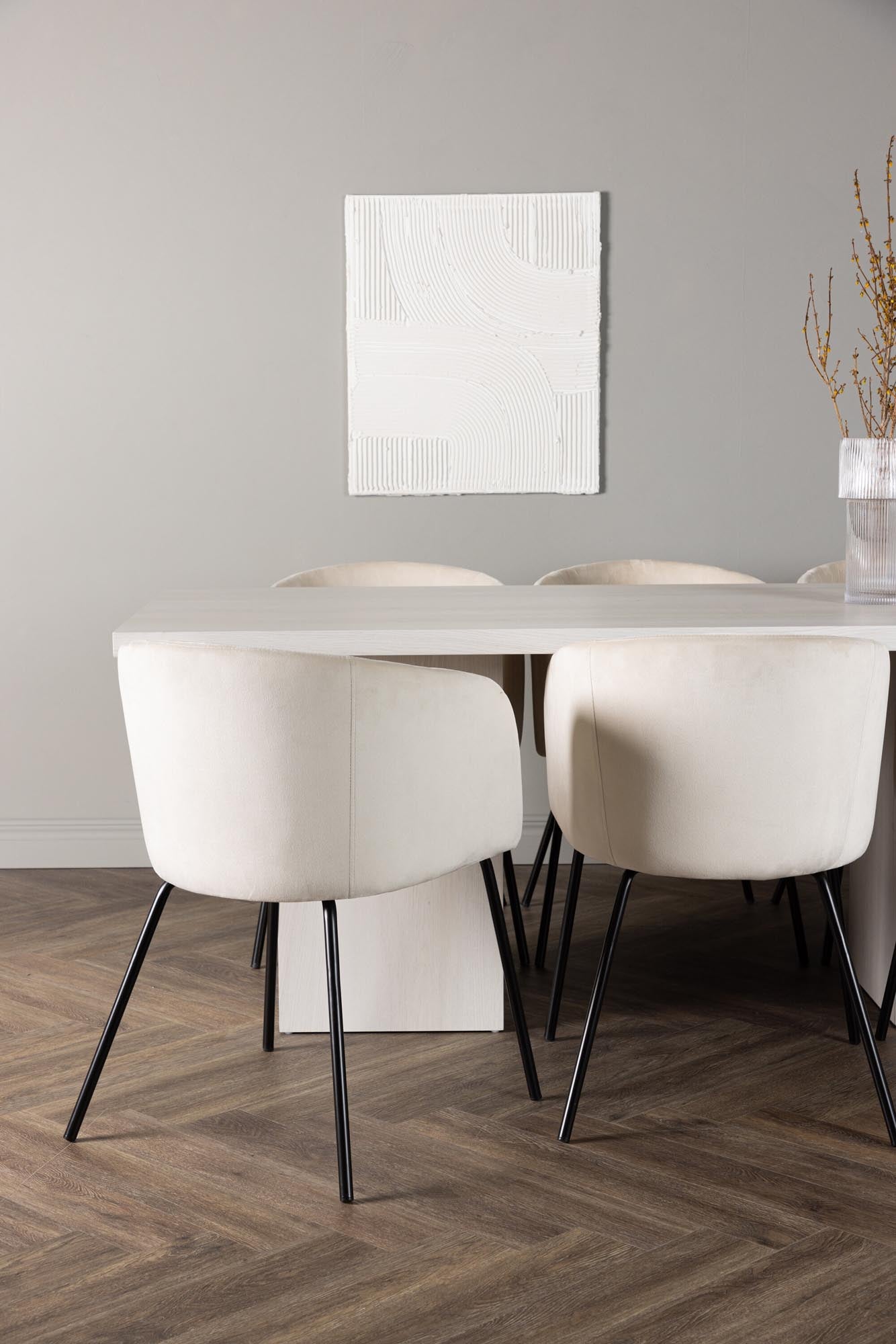 Gestalten Sie Ihr Esszimmer mit dem eleganten Olga + Berit Set von Venture Home: Hochwertiger Esstisch und luxuriöse Stühle für höchsten Komfort.