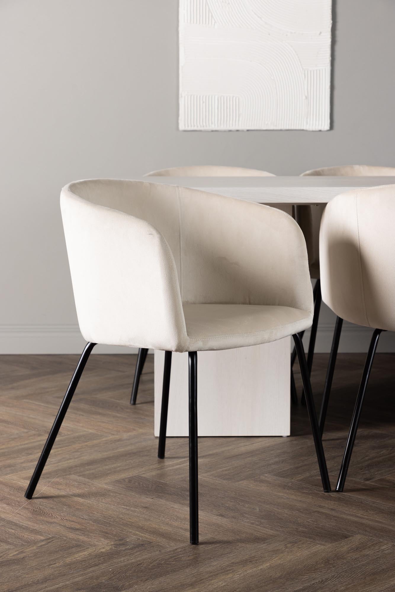 Entdecken Sie das Olga Esszimmerset + Berit von Venture Home: Skandinavisches Design, eleganter Tisch und luxuriöse Stühle für unvergessliche Essmomente.