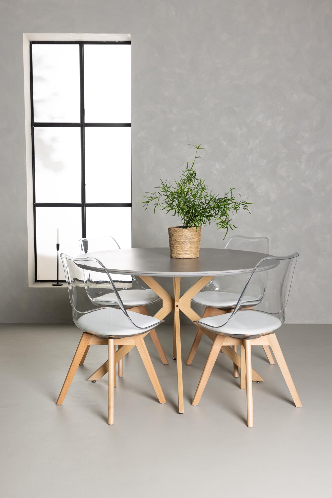 Stilvolles Esszimmerset mit runden Tisch aus grauem Sprühstein und Edvin Stühlen. Perfekt für gesellige Abende mit bis zu 4 Personen.