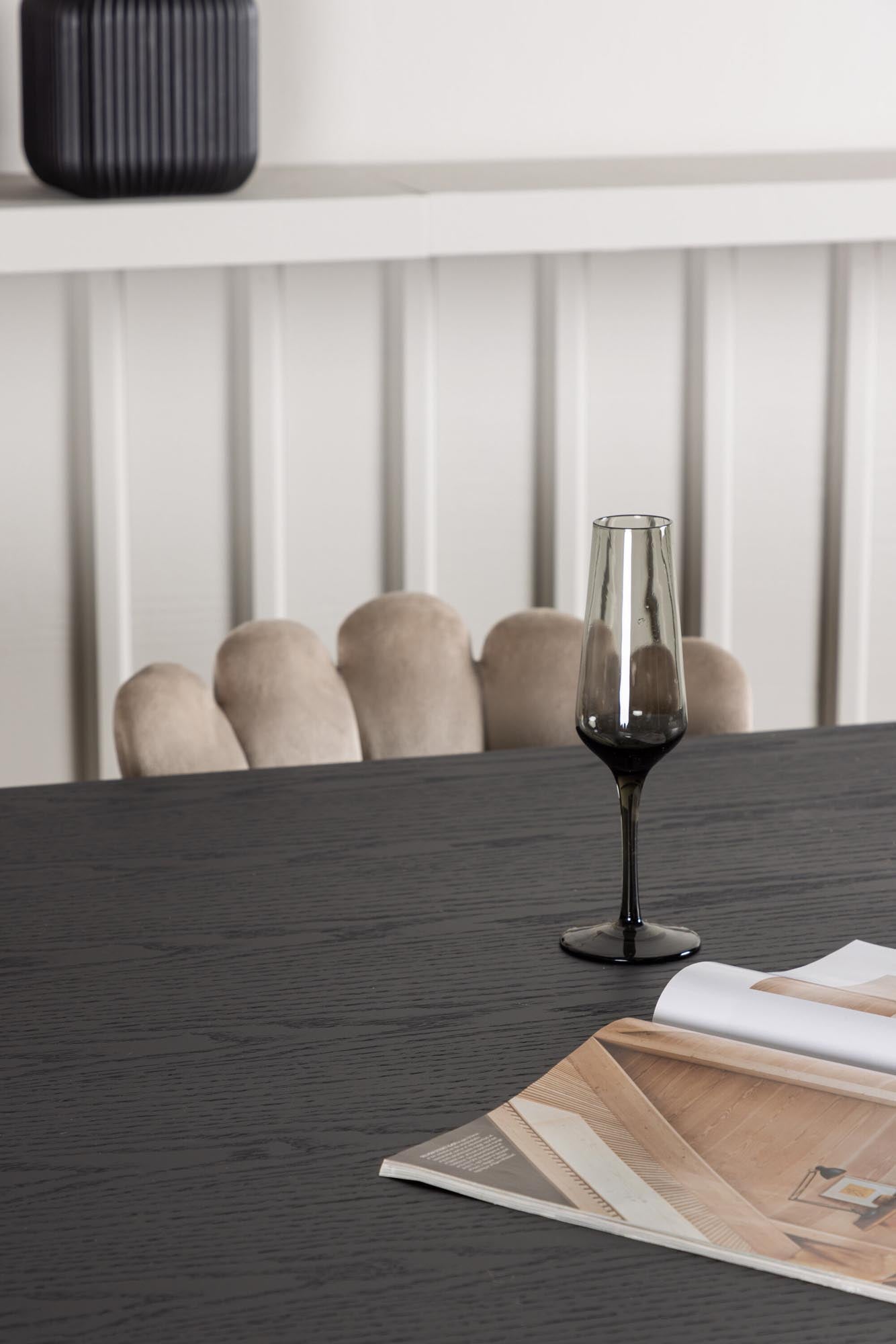 Stilvolles Ystad Esszimmerset mit Limhamn Tisch (220cm) und 6 luxuriösen Samtstühlen, perfekt für gesellige Abende und elegantes Wohnen.