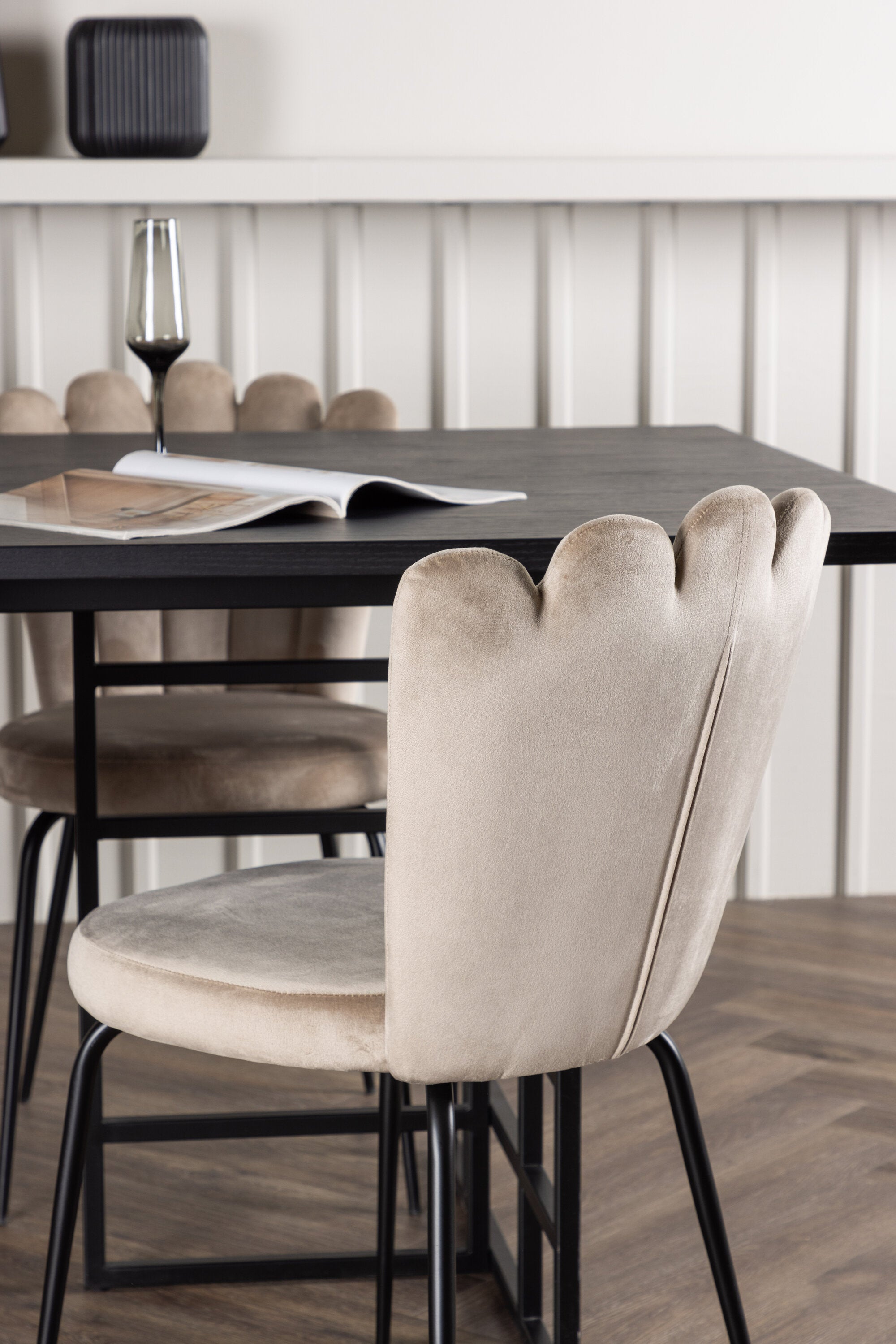 Ystad Esszimmerset + Limhamn 220cm/6St. in Schwarz / Beige präsentiert im Onlineshop von KAQTU Design AG. Esszimmerset ist von Venture Home