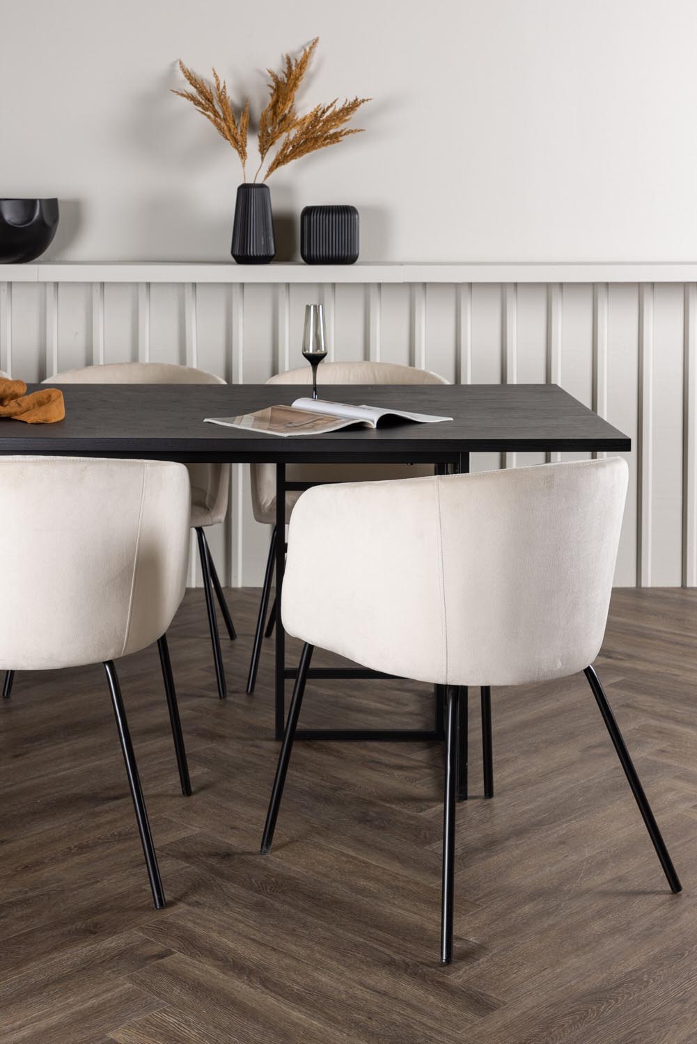 Ystad Esszimmerset + Berit 220cm/6St. in Beige / Schwarz präsentiert im Onlineshop von KAQTU Design AG. Esszimmerset ist von Venture Home