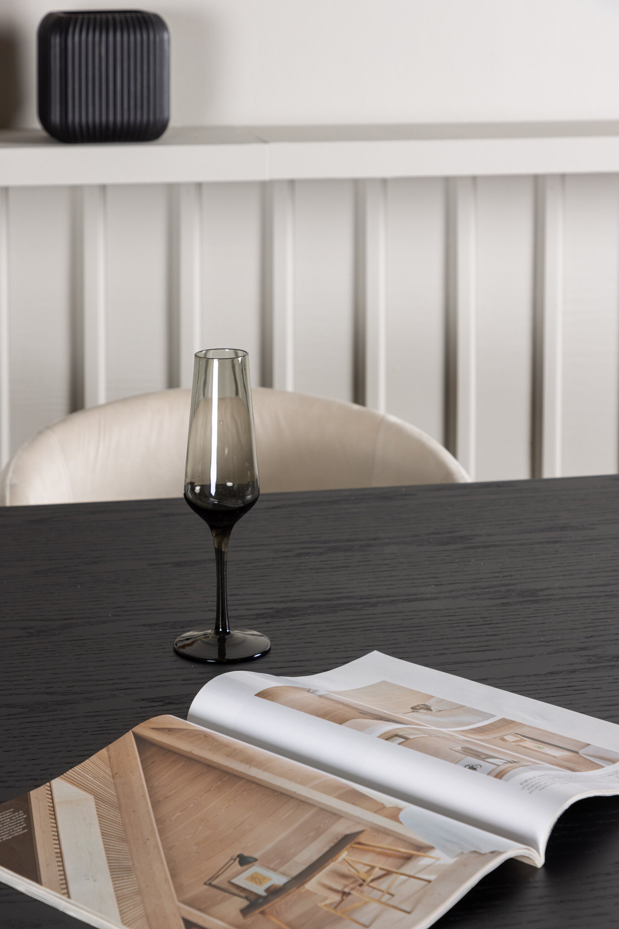 Ystad Esszimmerset + Berit 220cm/6St. in Beige / Schwarz präsentiert im Onlineshop von KAQTU Design AG. Esszimmerset ist von Venture Home