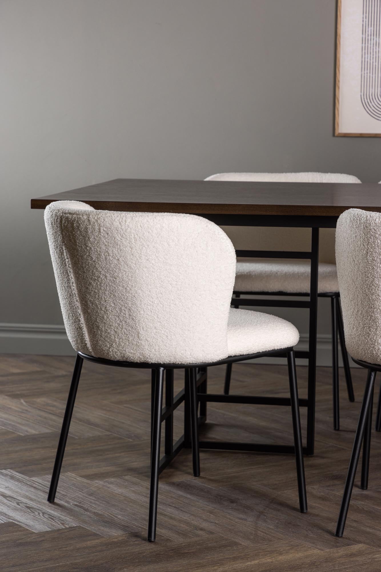 Stilvolles Ystad Esszimmerset mit Edina Tisch für moderne Räume.