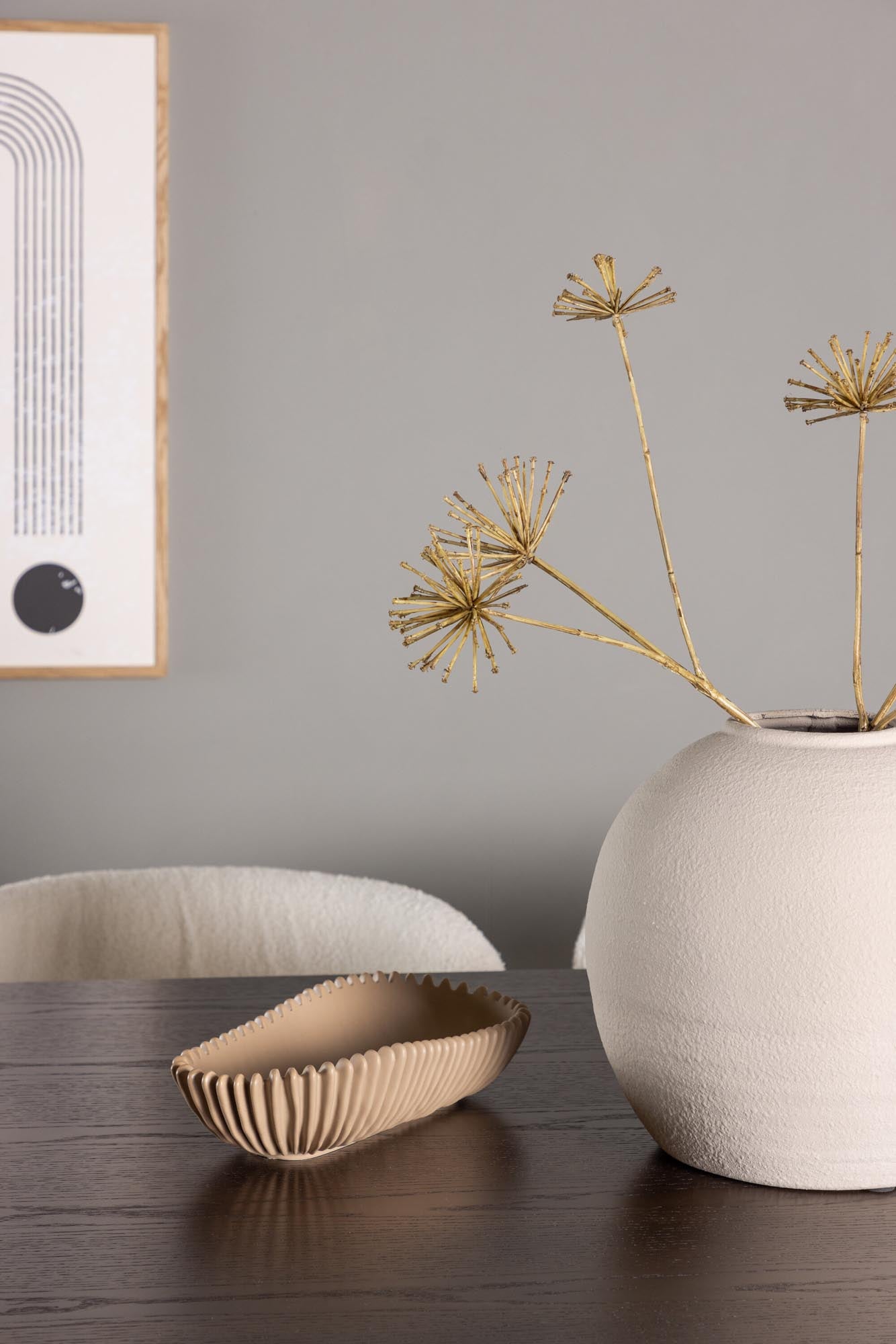 Stilvolles Ystad Esszimmerset mit 220 cm Tisch und Edina-Stühlen, ideal für gesellige Abende und moderne Einrichtung.