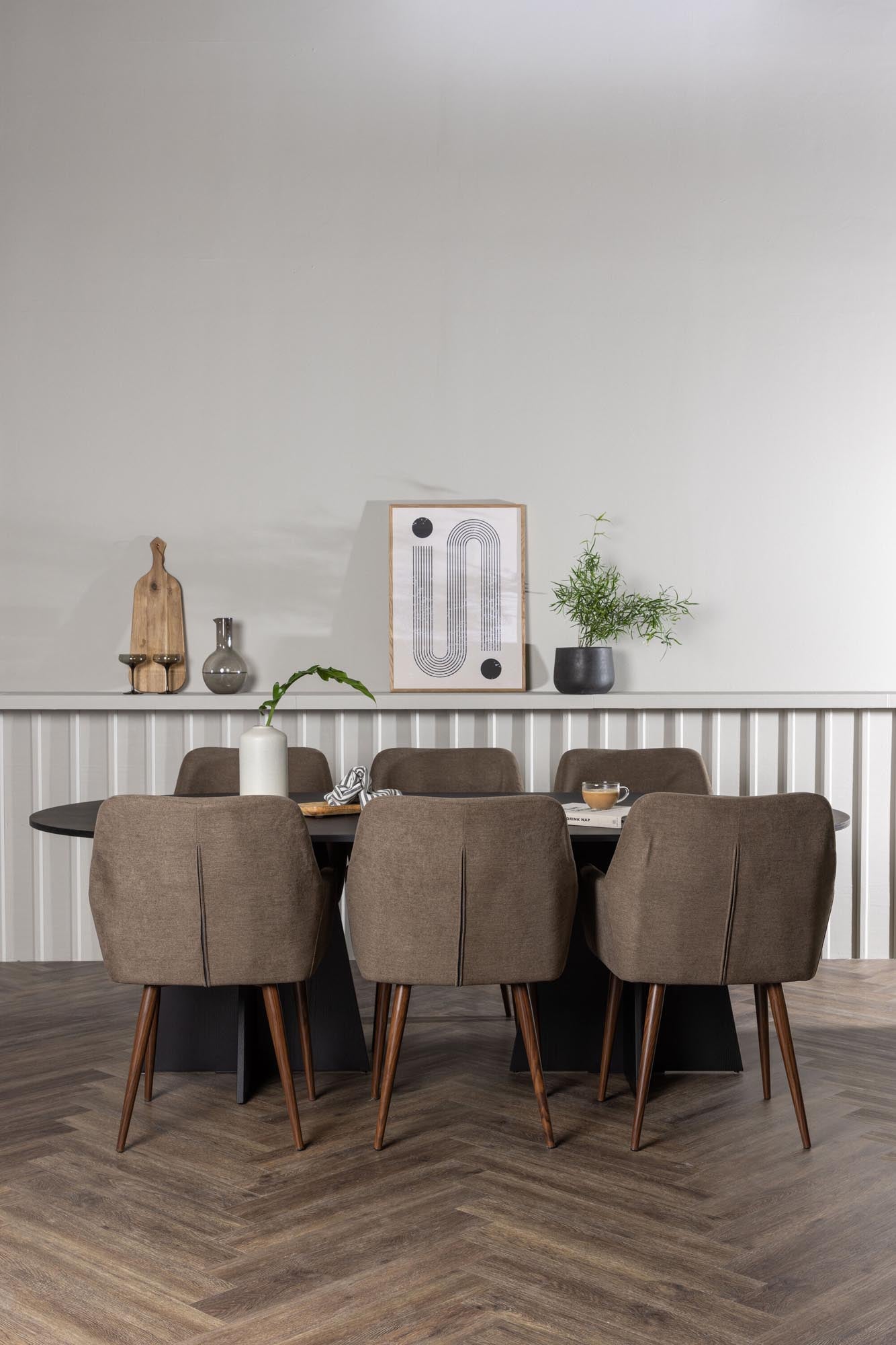 Stilvolles Bootcut Esszimmerset mit ovalem Tisch und bequemen Tomorrow Stühlen. Perfekt für gesellige Anlässe und unvergessliche Momente.