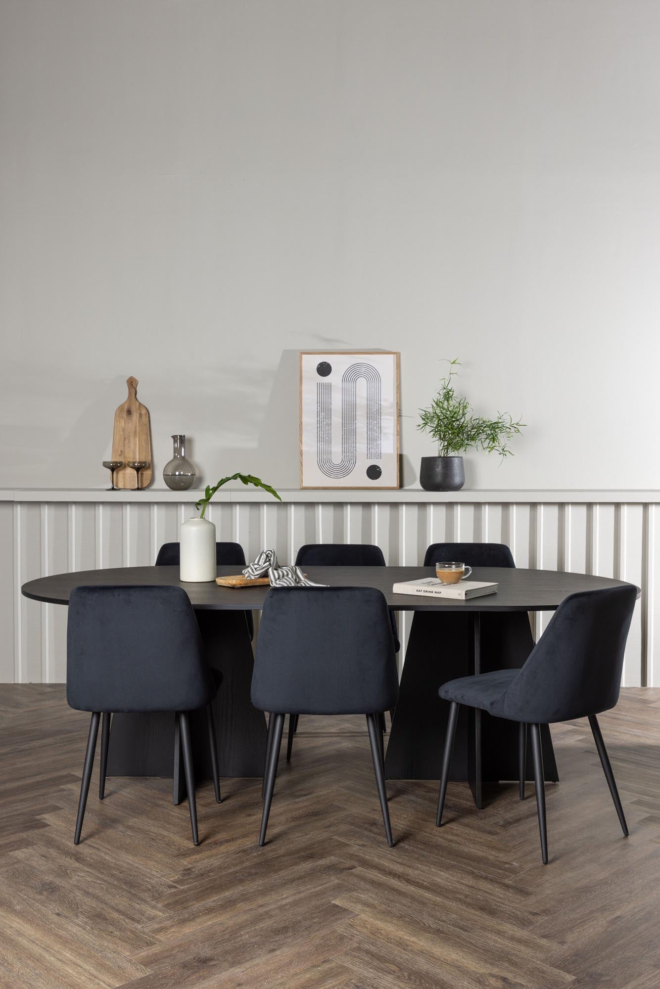 Stilvolles Bootcut Esszimmerset mit großzügigem ovalen Tisch (115x230 cm) und 6 luxuriösen, gepolsterten Stühlen. Perfekt für gesellige Abende.