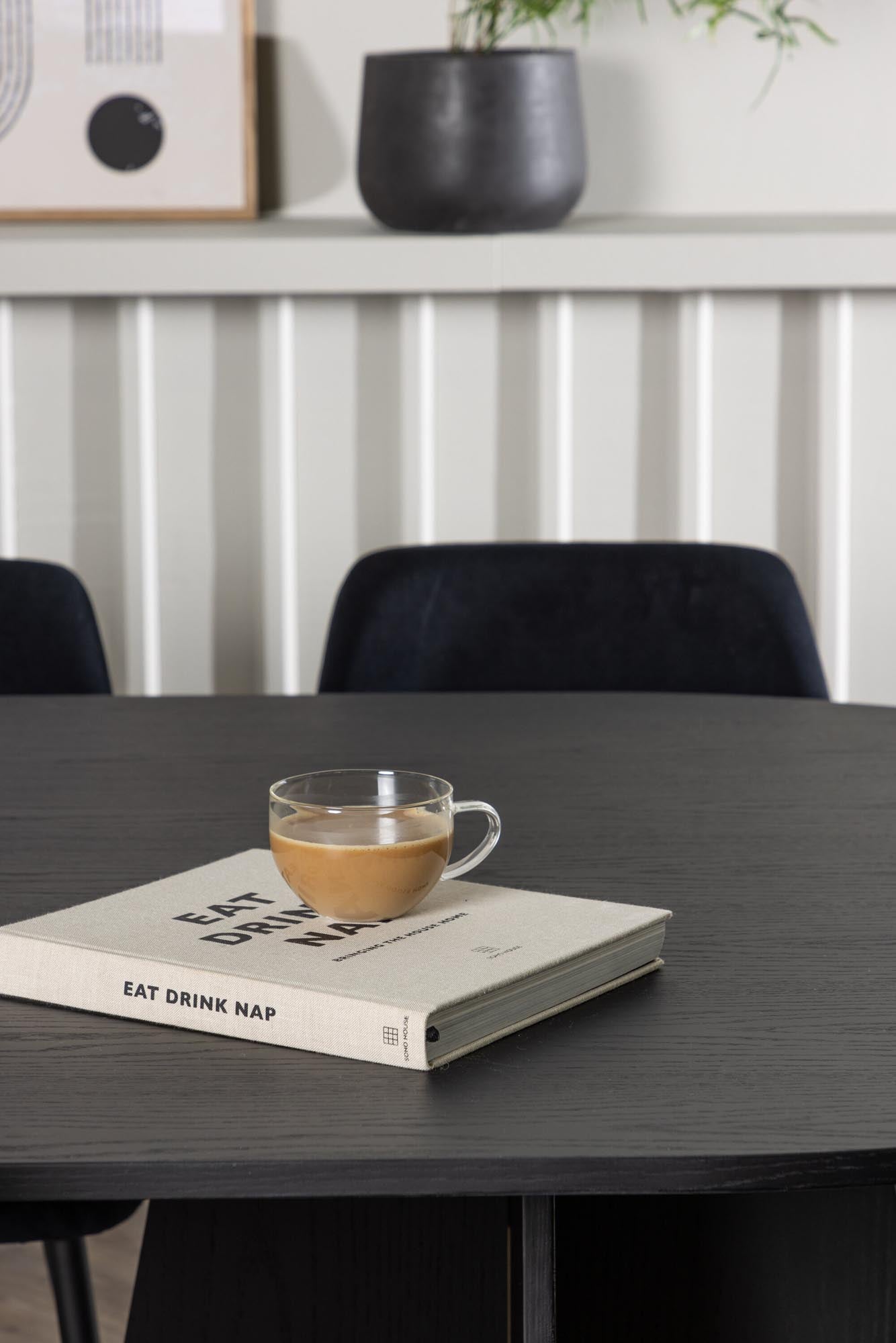 Stilvolles Bootcut Esszimmerset mit großzügigem ovalen Tisch und 6 gepolsterten Stühlen. Perfekt für einladende Dinnerabende.