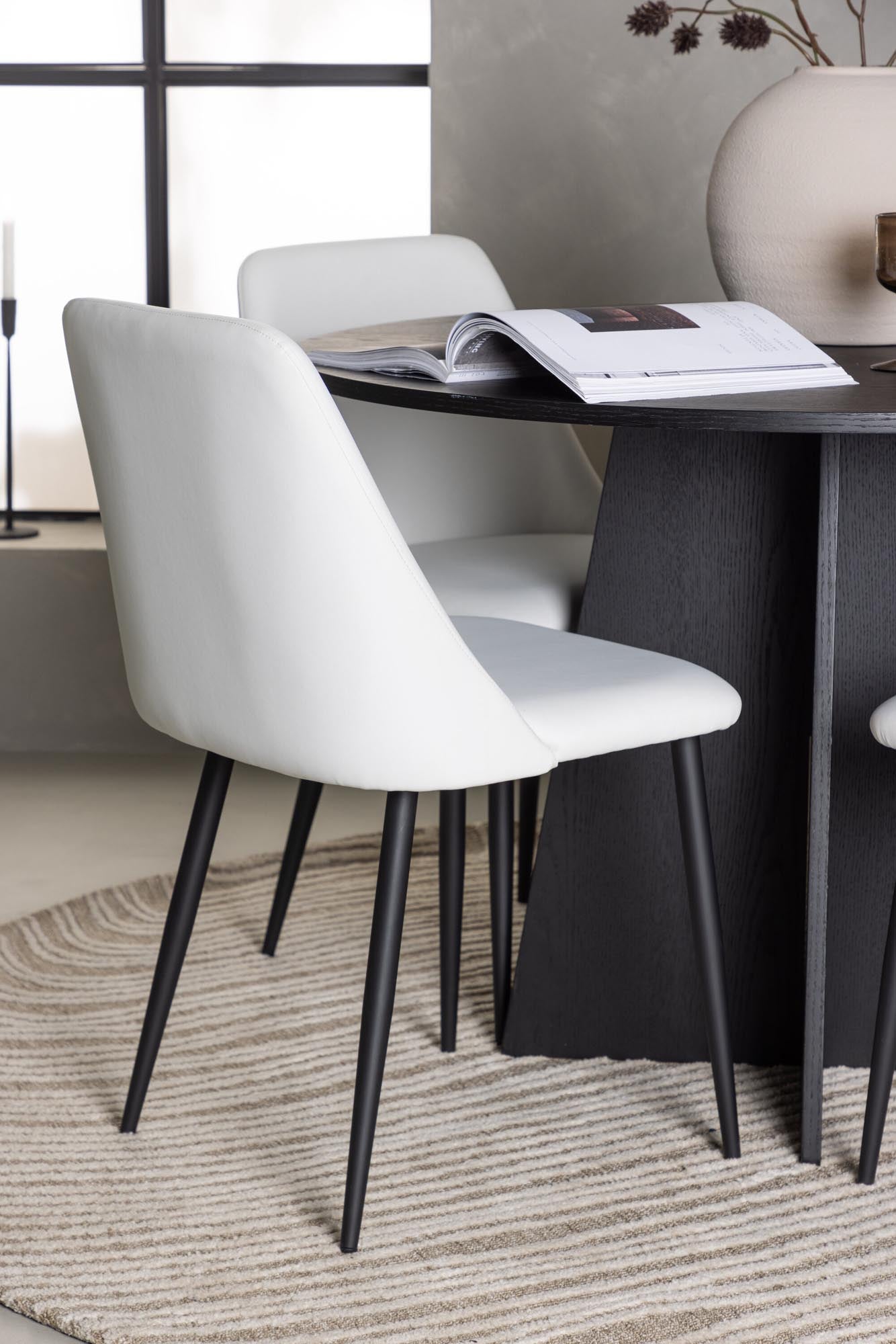 Entdecken Sie das Bootcut Esszimmerset von Venture Home: Eleganz trifft Funktionalität mit einem runden Tisch und luxuriösen Samtstühlen.