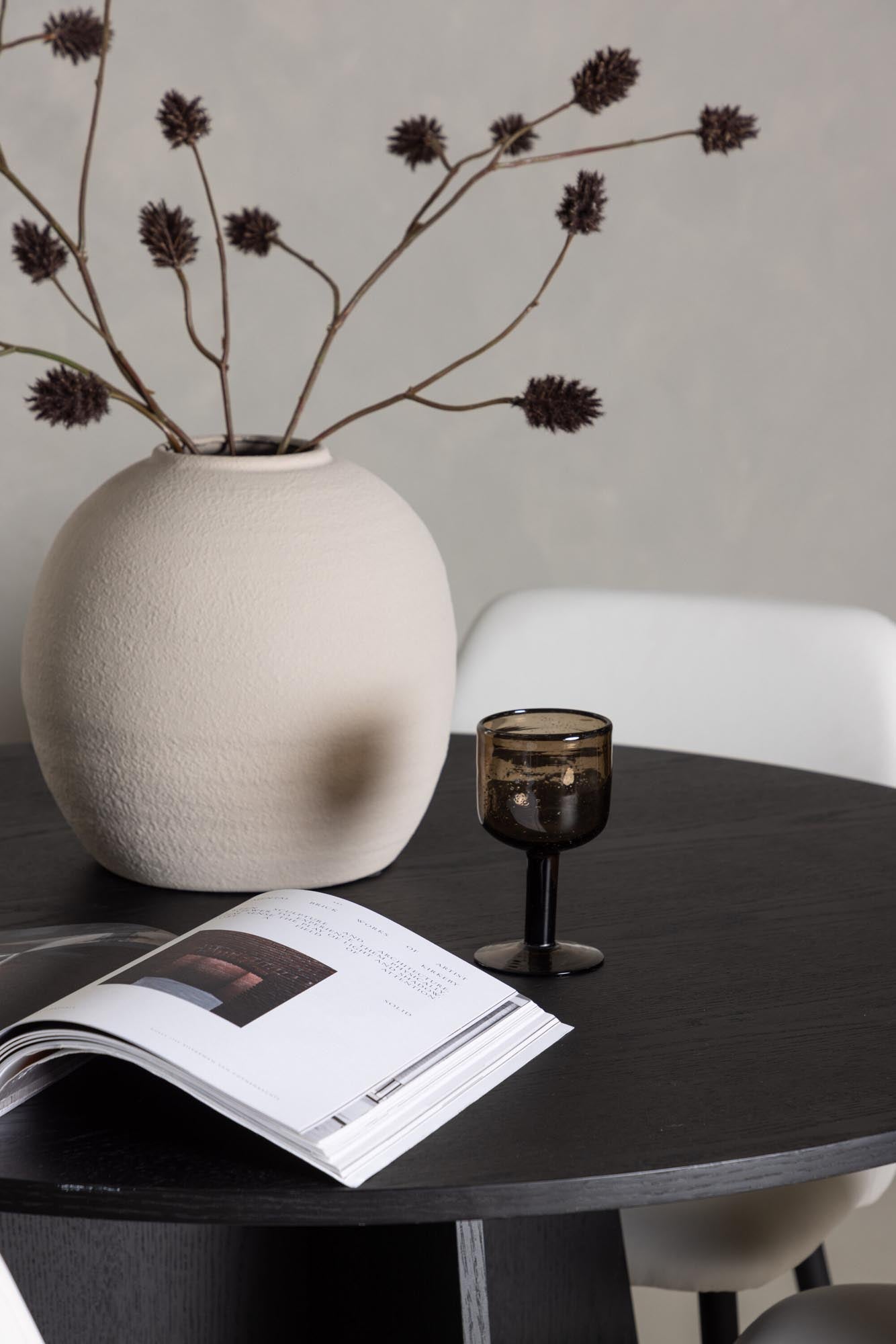 Erleben Sie stilvolle Essmomente mit dem Bootcut Esszimmerset von Venture Home. Runder Tisch und elegante Samtstühle vereinen Design und Komfort.