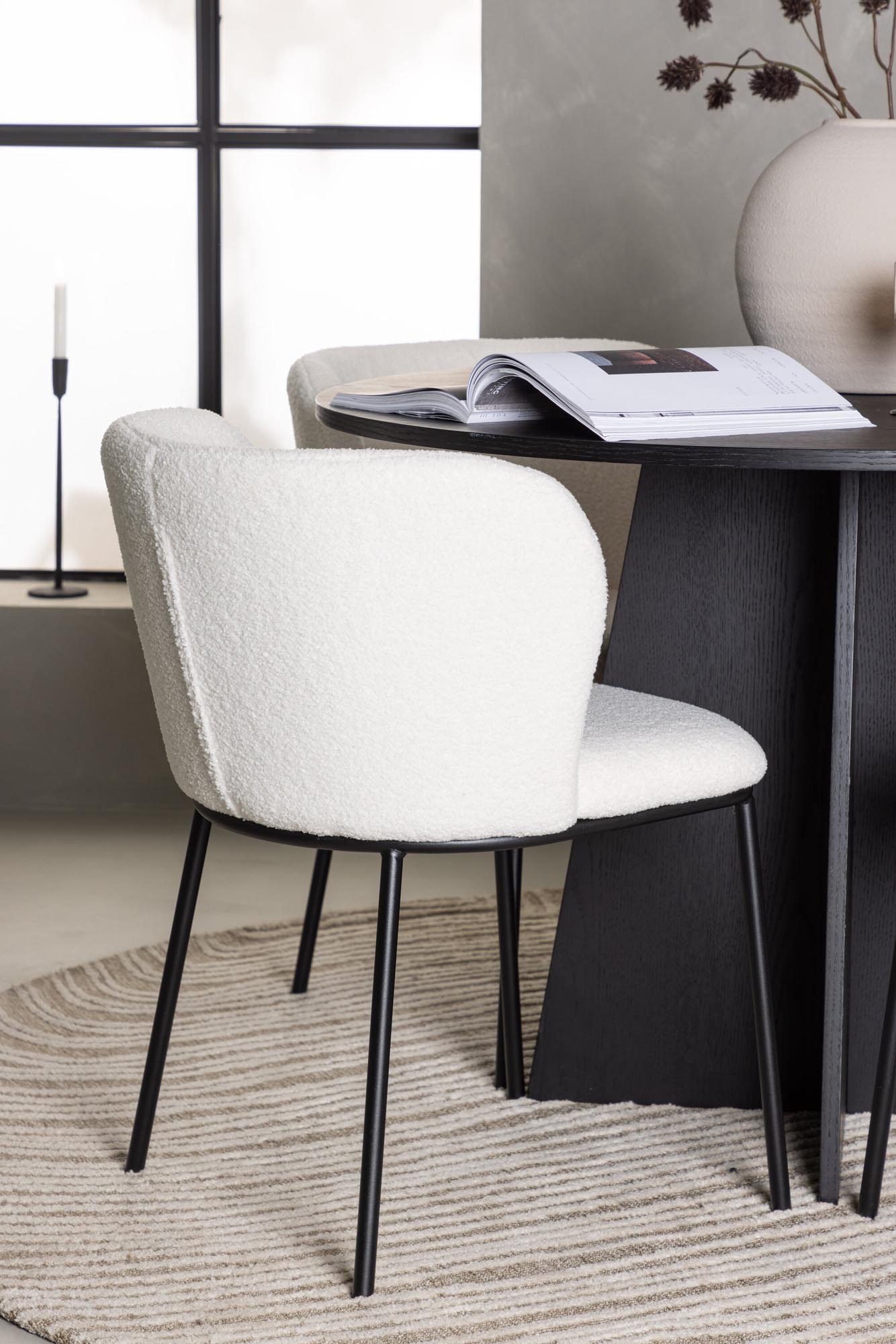 Stilvolles Bootcut Esszimmerset mit 110 cm Tisch und 4 luxuriösen Edina-Stühlen. Perfekt für gesellige Abende und modernes Wohnen.