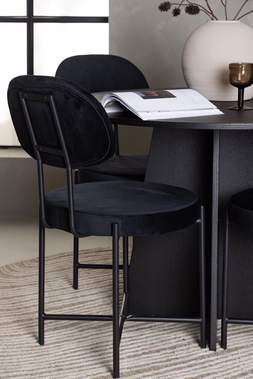 Bootcut Esszimmerset + Stella ⌀110cm/4St. in Schwarz präsentiert im Onlineshop von KAQTU Design AG. Esszimmerset ist von Venture Home