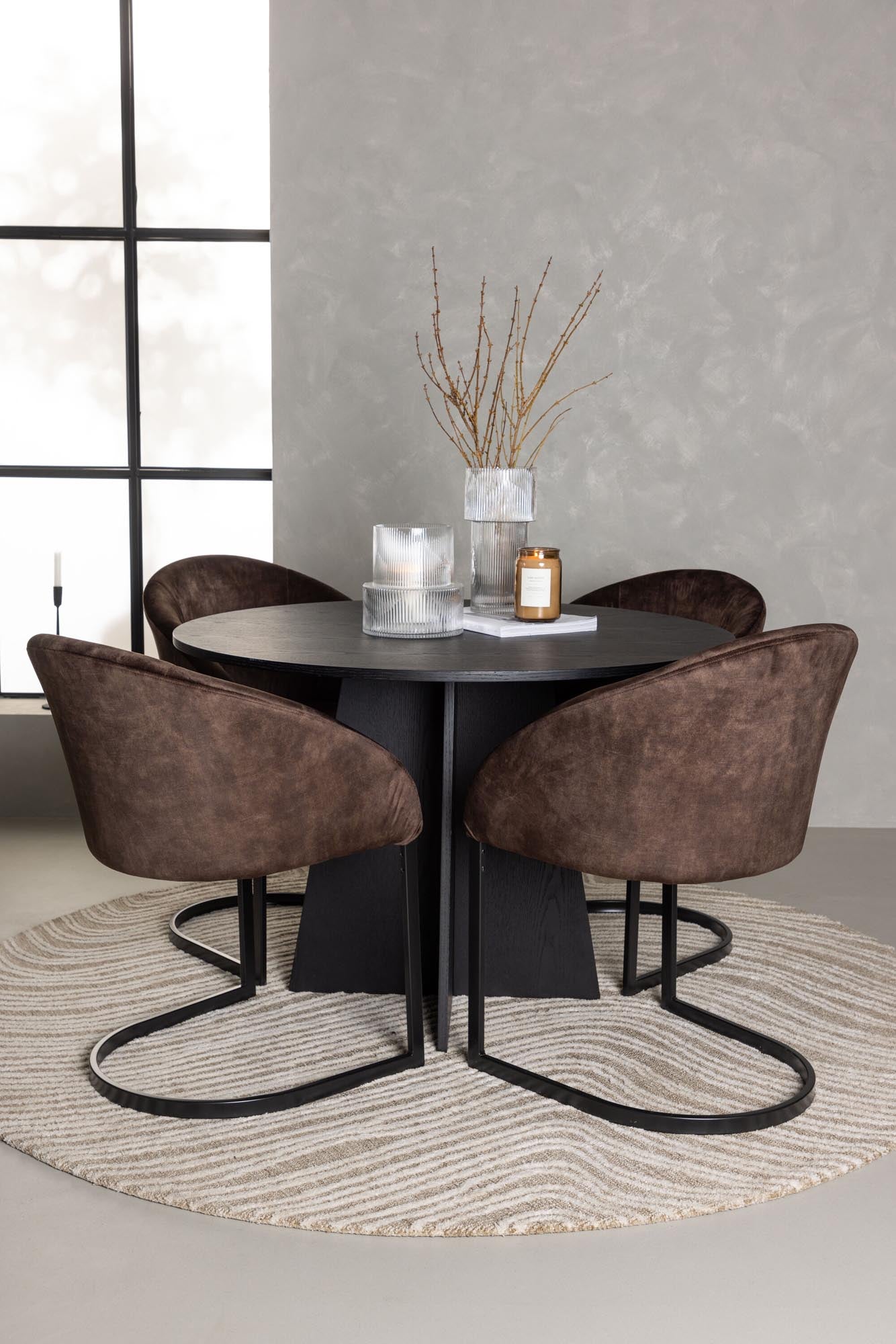 Stilvolles Bootcut Esszimmerset von Venture Home: Runder Tisch (⌀110cm) mit 4 komfortablen Stühlen, perfektes Ambiente für gesellige Momente.