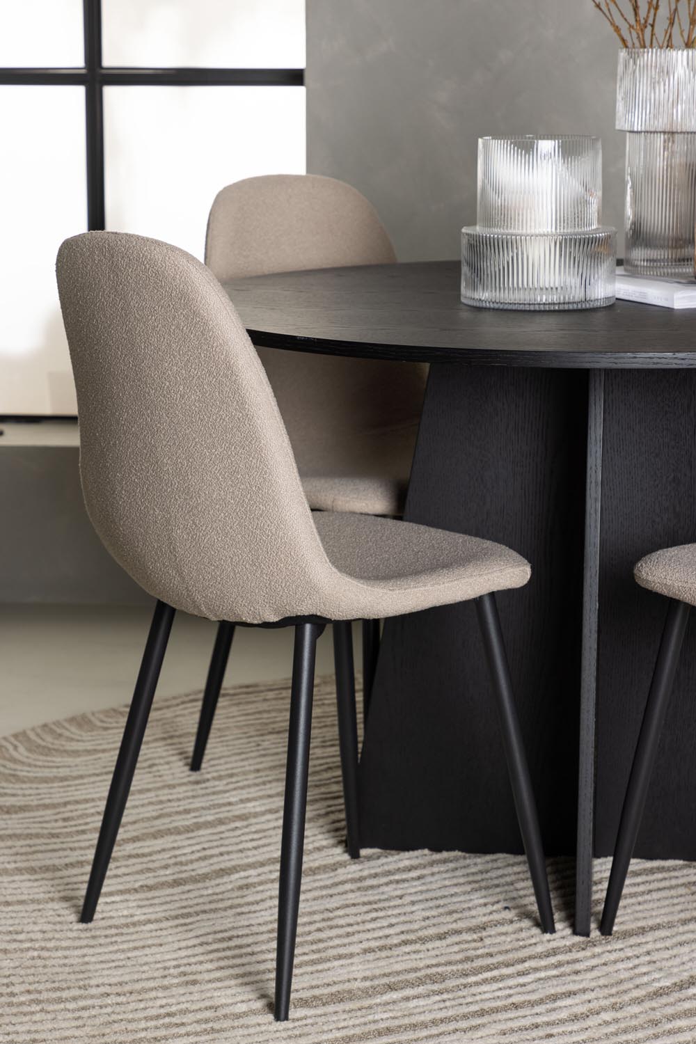 Bootcut Esszimmerset + Polar ⌀110cm/4St. in Beige dunkel / Schwarz präsentiert im Onlineshop von KAQTU Design AG. Esszimmerset ist von Venture Home