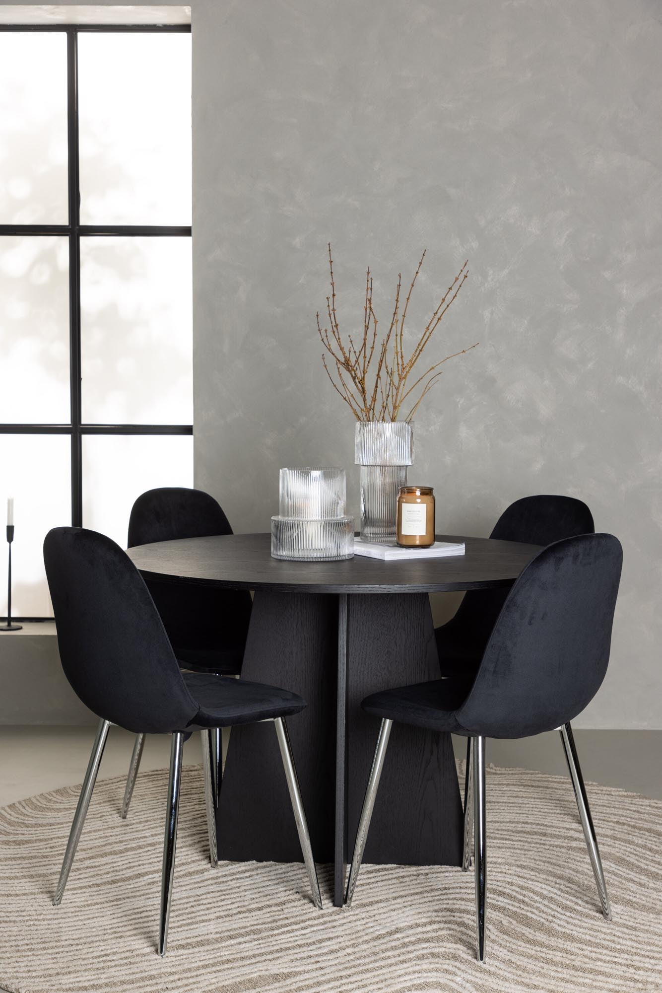 Stilvolles Bootcut Esszimmerset mit runden Tisch (⌀110cm) und 4 eleganten Polar Stühlen. Perfekt für moderne Esszimmer und gesellige Abende.