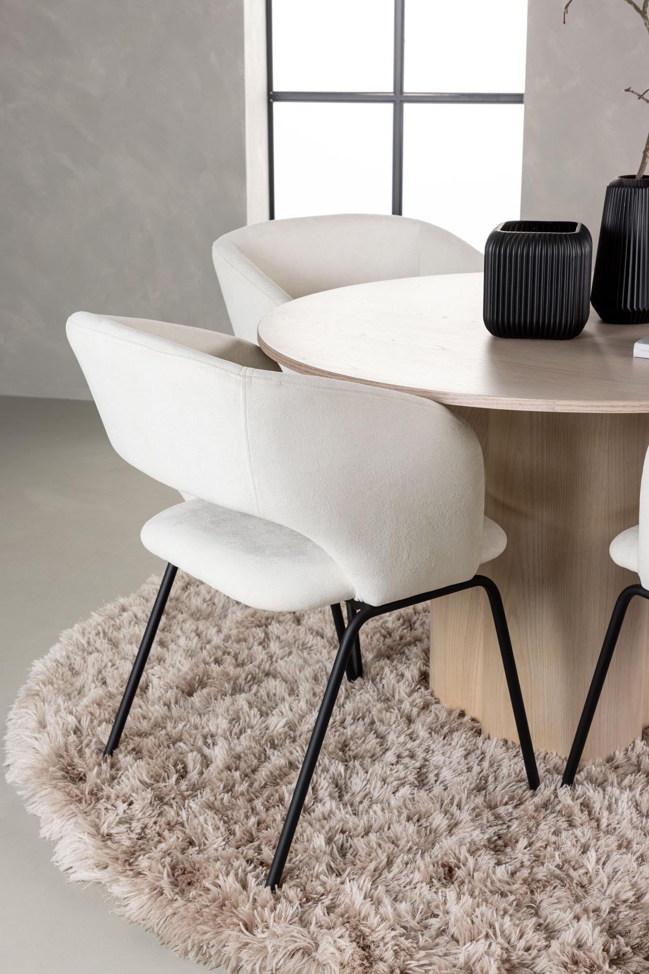 Genießen Sie gesellige Stunden mit dem Olivia Esszimmerset von Venture Home: Runder Tisch (110 cm) und 4 komfortable Stühle für jeden Anlass.