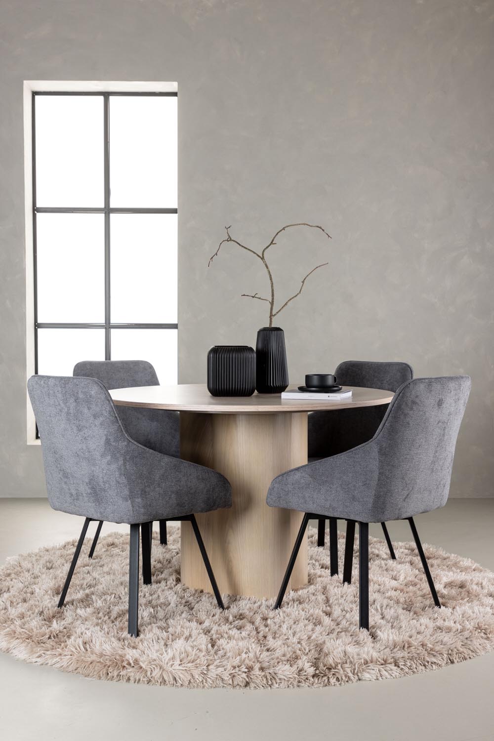 Olivia Esszimmerset + Rosie ⌀110cm/4St. in Natur / Grau / Schwarz präsentiert im Onlineshop von KAQTU Design AG. Esszimmerset ist von Venture Home