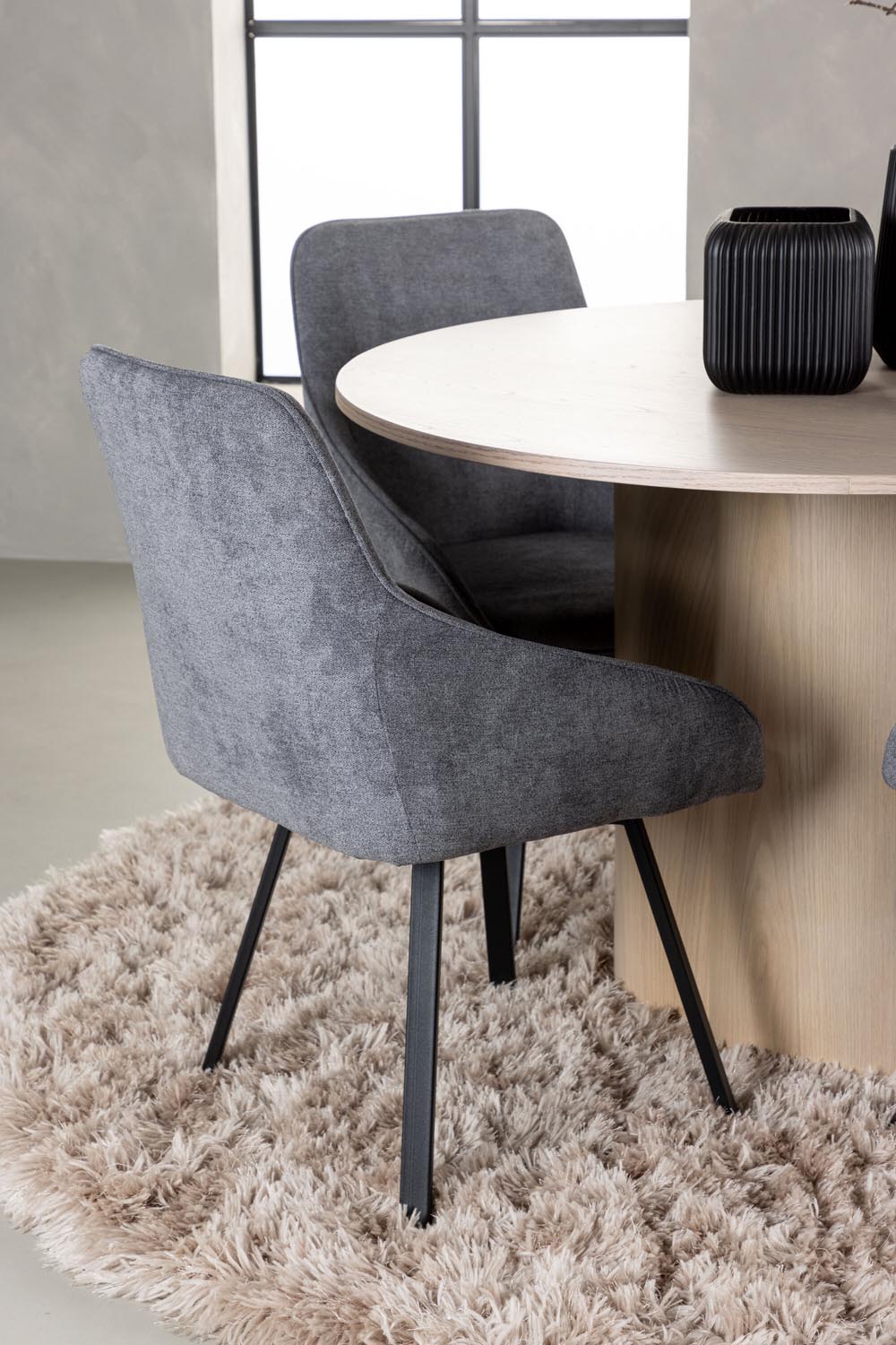 Olivia Esszimmerset + Rosie ⌀110cm/4St. in Natur / Grau / Schwarz präsentiert im Onlineshop von KAQTU Design AG. Esszimmerset ist von Venture Home