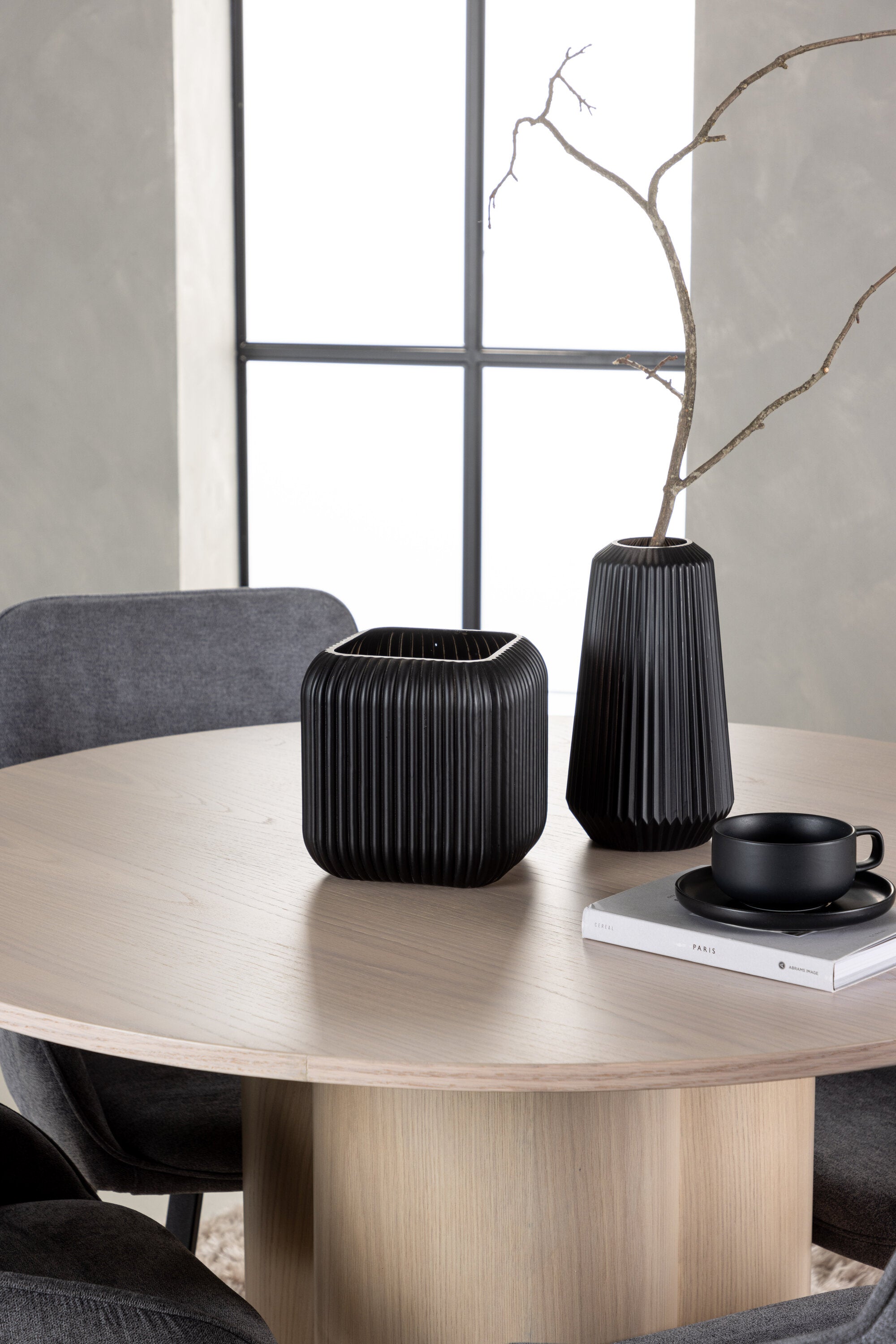 Olivia Esszimmerset + Rosie ⌀110cm/4St. in Natur / Grau / Schwarz präsentiert im Onlineshop von KAQTU Design AG. Esszimmerset ist von Venture Home