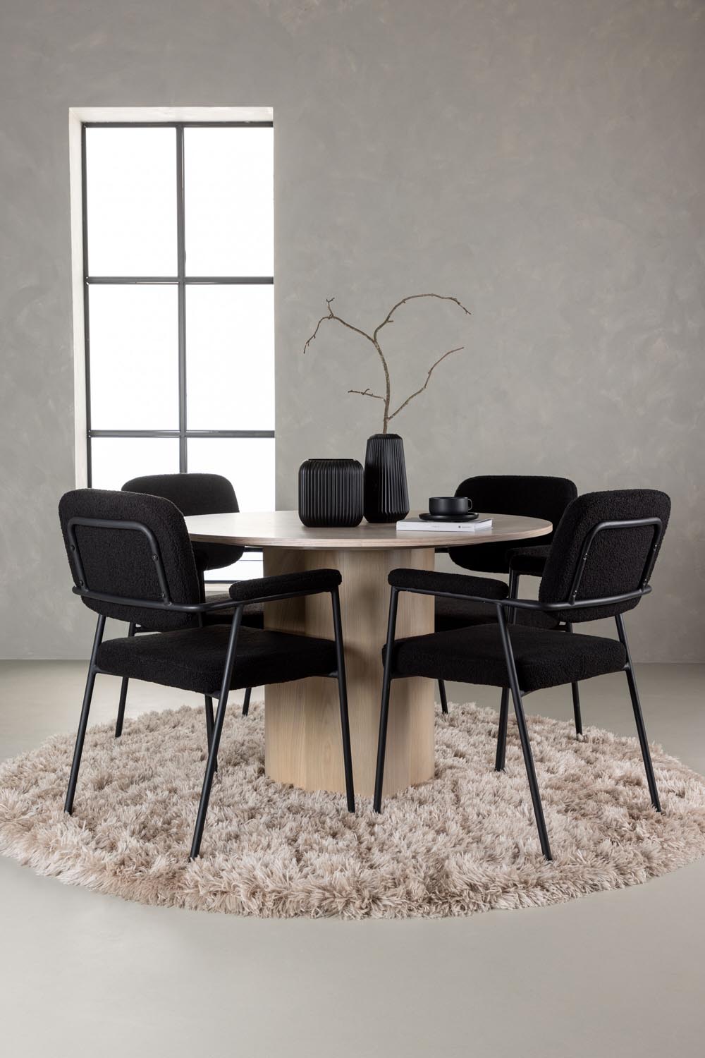 Olivia Esszimmerset + Yesterday ⌀110cm/4St. in Natur / Schwarz präsentiert im Onlineshop von KAQTU Design AG. Esszimmerset ist von Venture Home