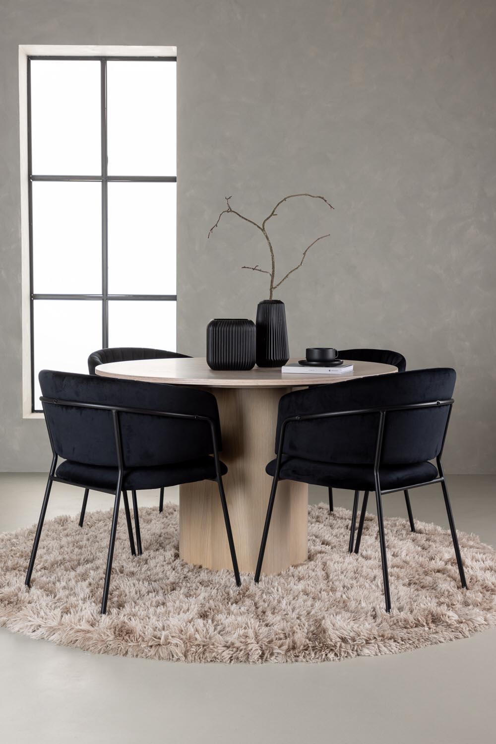 Olivia Esszimmerset + Selma ⌀110cm/4St. in Natur / Schwarz präsentiert im Onlineshop von KAQTU Design AG. Esszimmerset ist von Venture Home