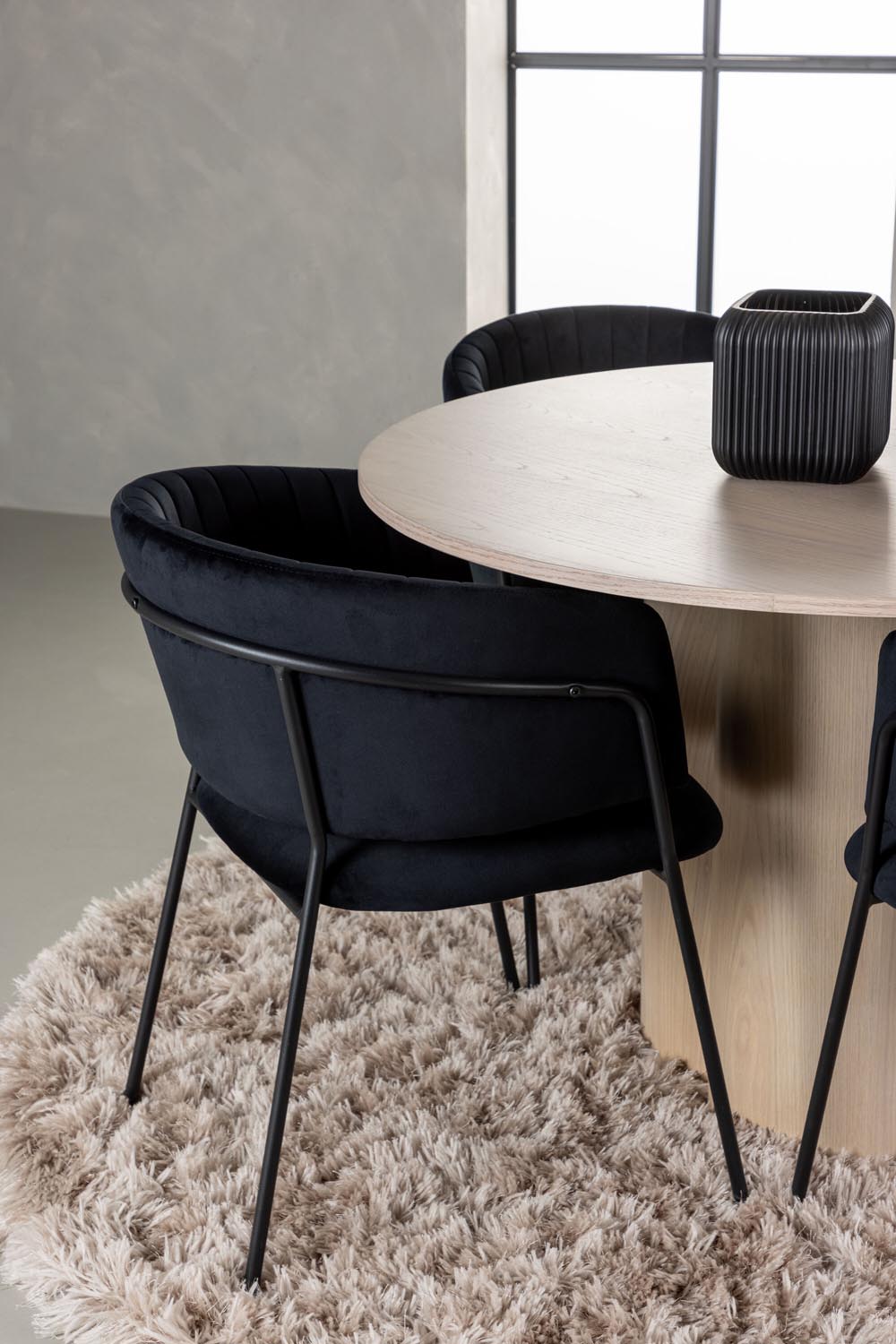Olivia Esszimmerset + Selma ⌀110cm/4St. in Natur / Schwarz präsentiert im Onlineshop von KAQTU Design AG. Esszimmerset ist von Venture Home
