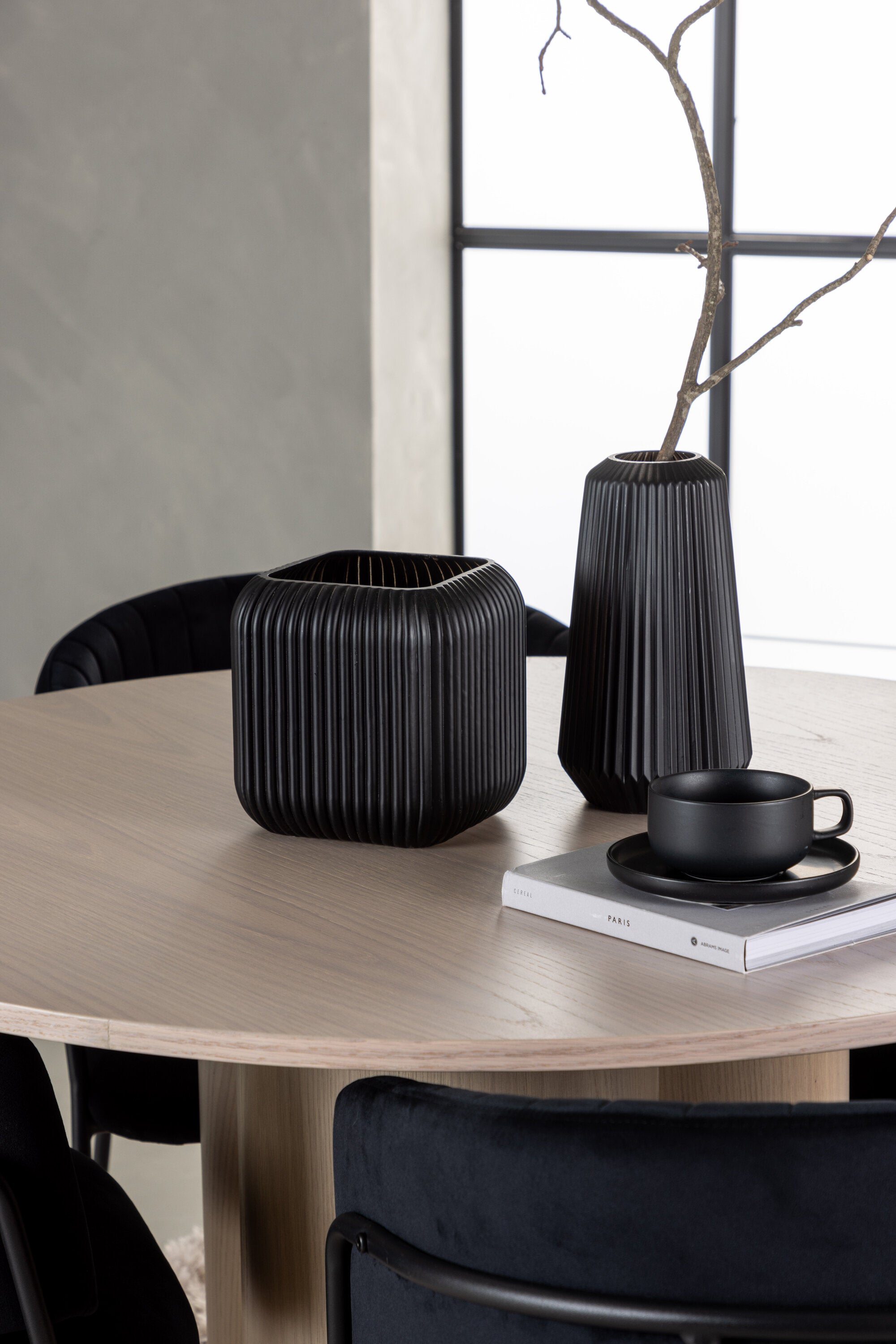 Olivia Esszimmerset + Selma ⌀110cm/4St. in Natur / Schwarz präsentiert im Onlineshop von KAQTU Design AG. Esszimmerset ist von Venture Home