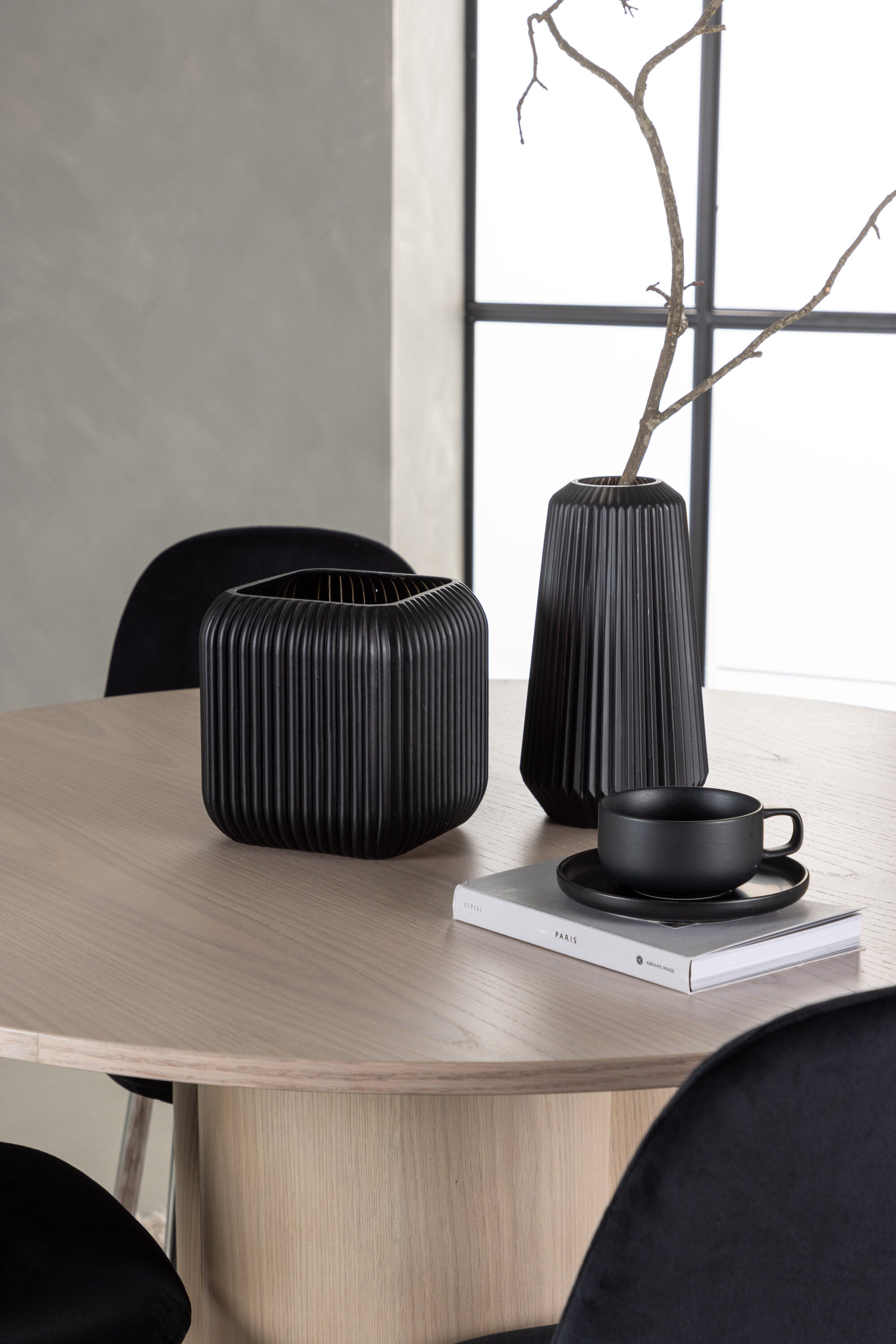 Olivia Esszimmerset + Polar ⌀110cm/4St. in Natur / Schwarzes Silber präsentiert im Onlineshop von KAQTU Design AG. Esszimmerset ist von Venture Home