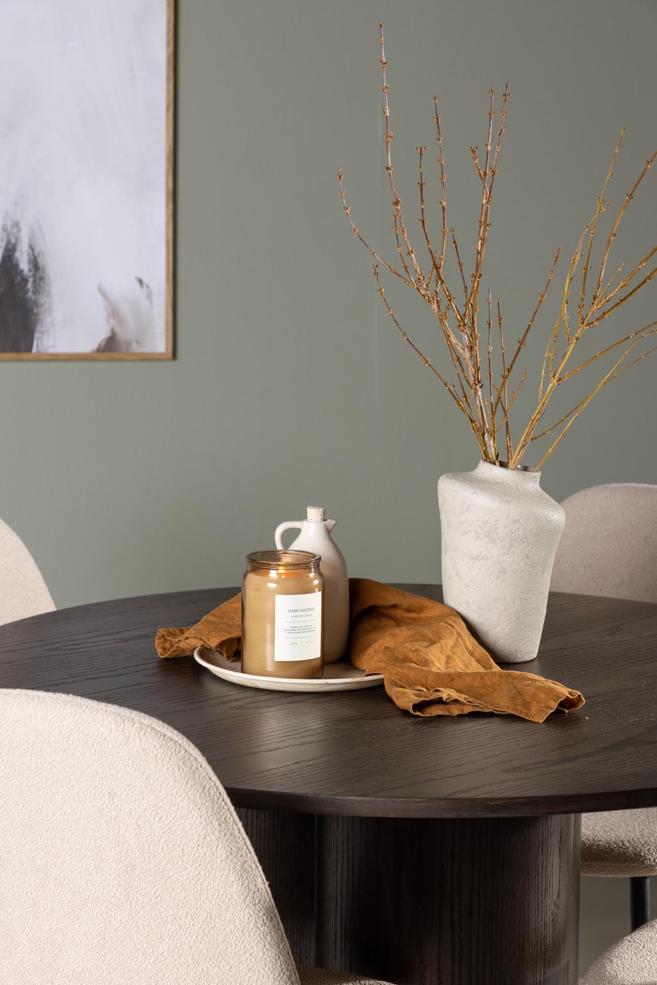 Modernes Esszimmerset Olivia mit runder Tischplatte für 4 Personen. Hochwertige Materialien und ergonomischer Komfort für gesellige Momente.