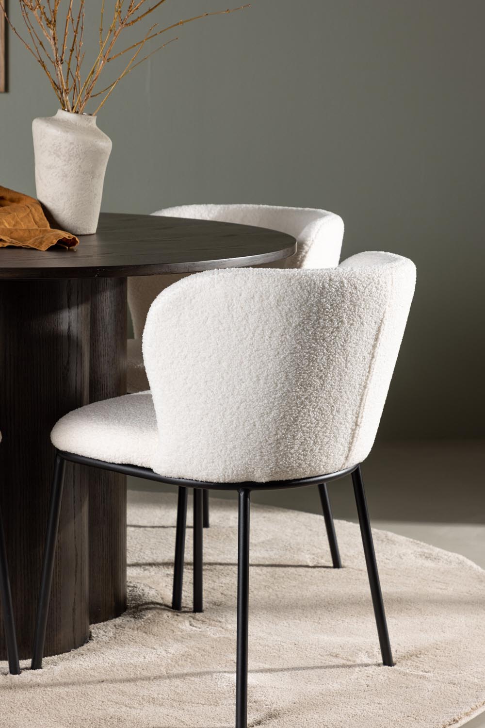 Olivia Esszimmerset + Edina ⌀110cm/4St. in Braun / Schwarz / Weiss präsentiert im Onlineshop von KAQTU Design AG. Esszimmerset ist von Venture Home